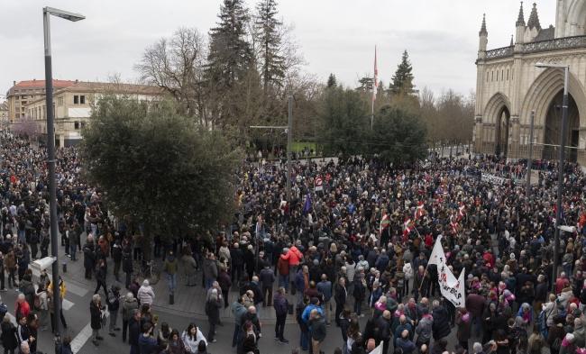 Jendetza bildu zen Katedral Berritik Andre Maria Zuriaren plaza arteko bidean. IÑIGO URIZ / FOKU