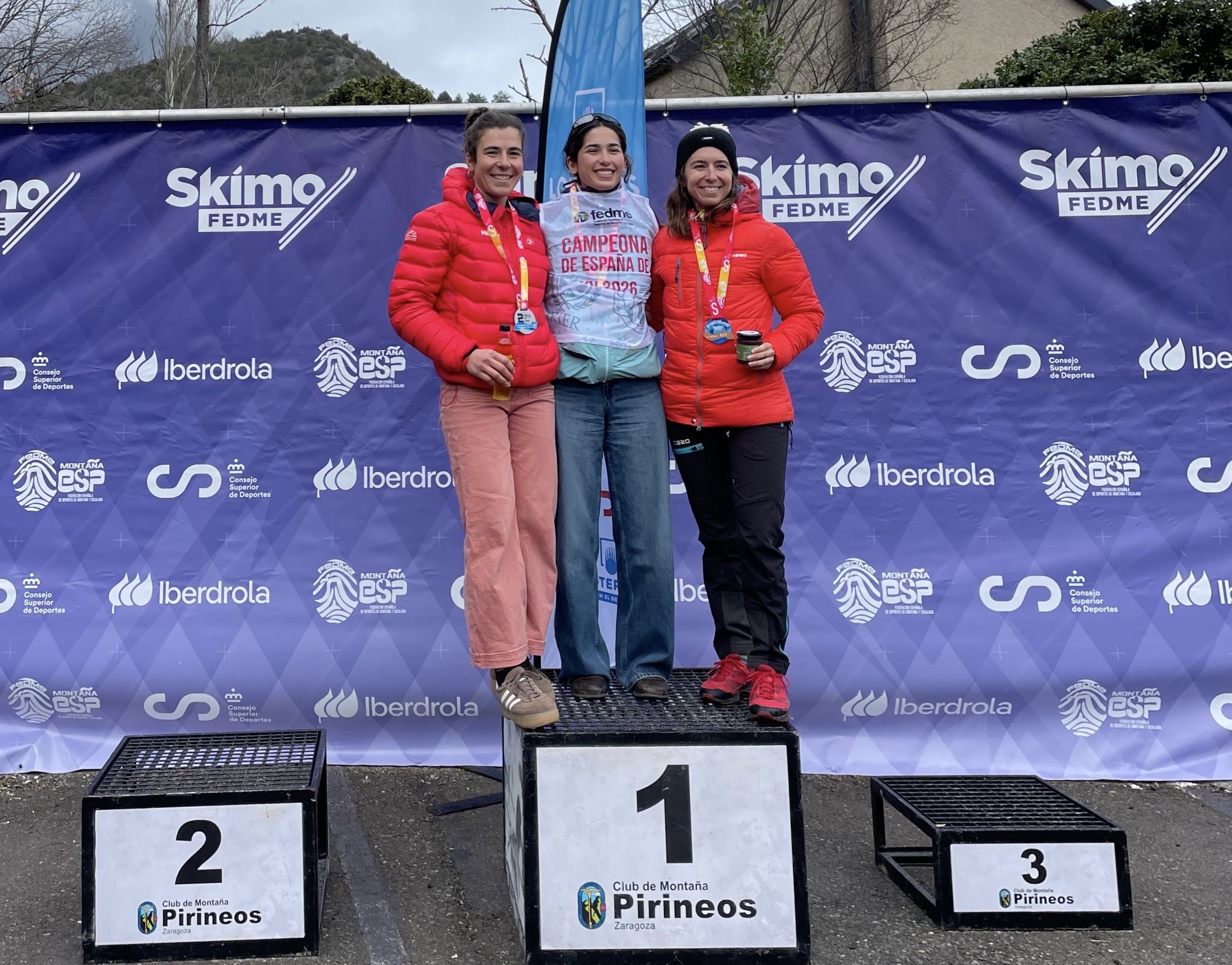 Uxue Loizu, Ares Torra eta Claudia Gutierrez mendiko eskiko Espainiako Txapelketako podiumean