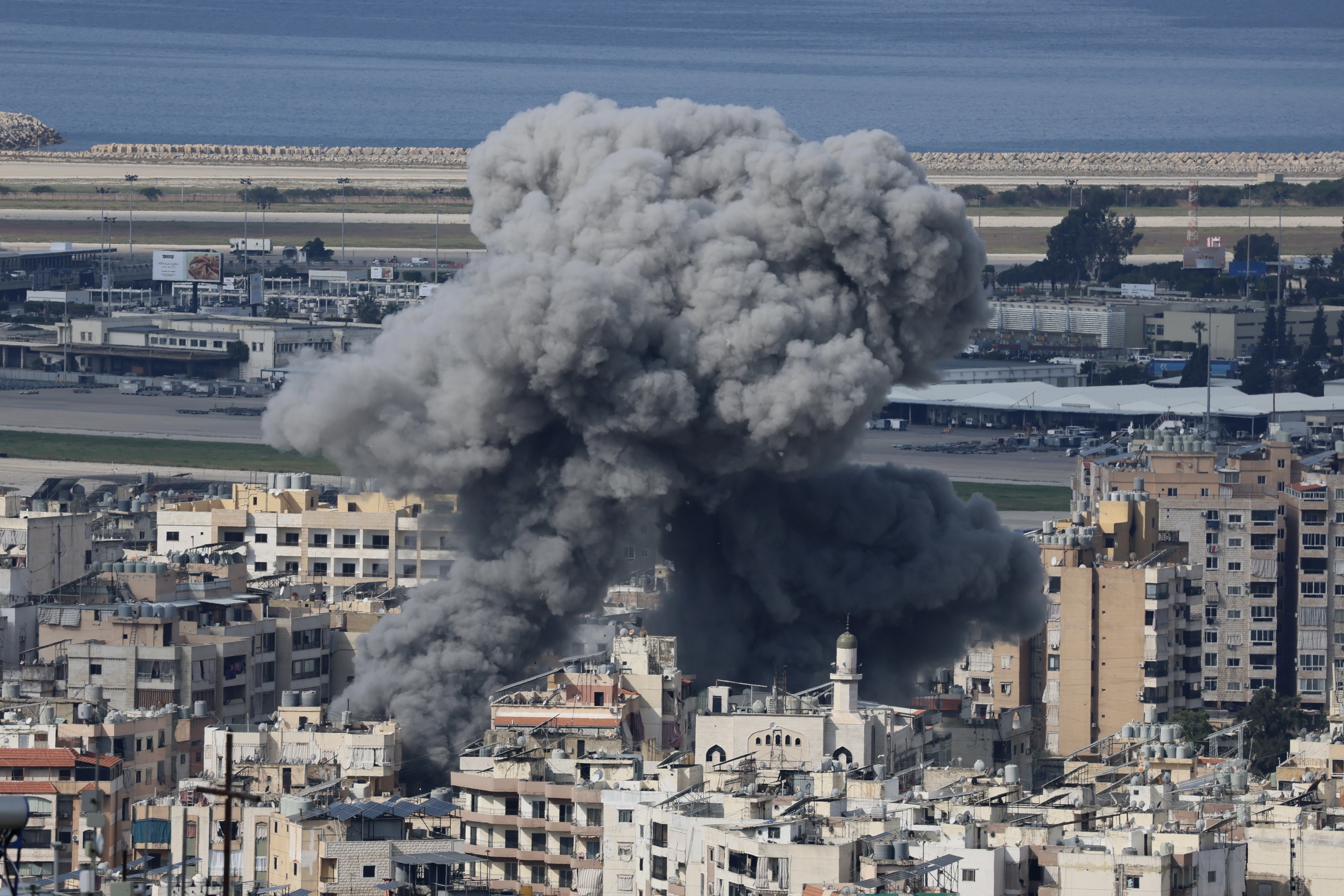 Beirut, gaur goizean, Israelgo armadak erasoaldi masiboa abiatu berritan. WAEL HAMZEH / EFE