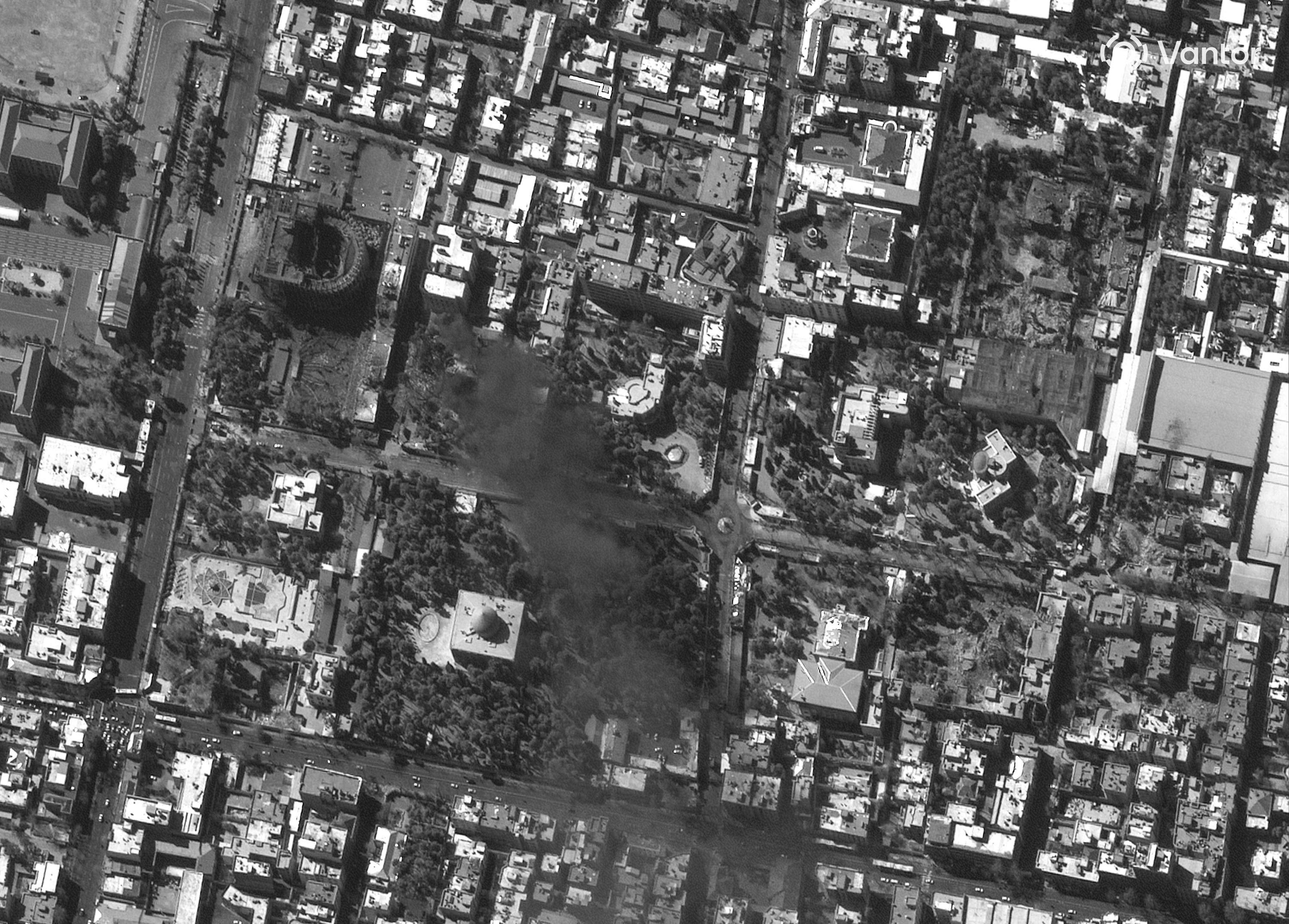 Irango presidentearen egoitza, atzo, eraso bat jasan ostean, satelitetik ikusia. VANTOR / EFE