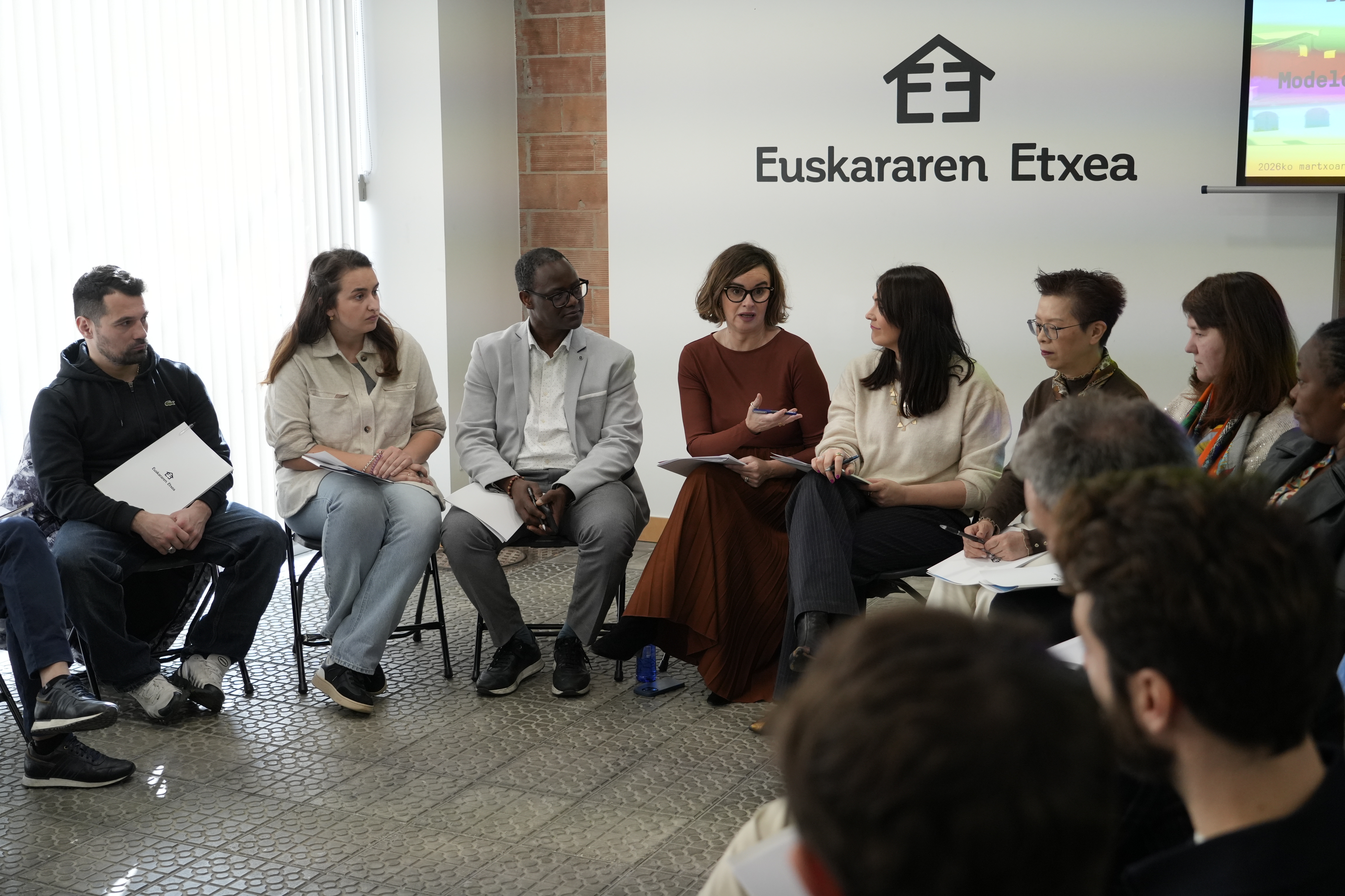 Elixabete Etxanobe Bizkaiko ahaldun nagusia eta Leixuri Arrizabalaga Kultura, Euskara eta Kirol diputatua, Bizkaian bizi diren hainbat migratzailerekin, gaur, Bilboko Euskararen Etxean. BERRIA