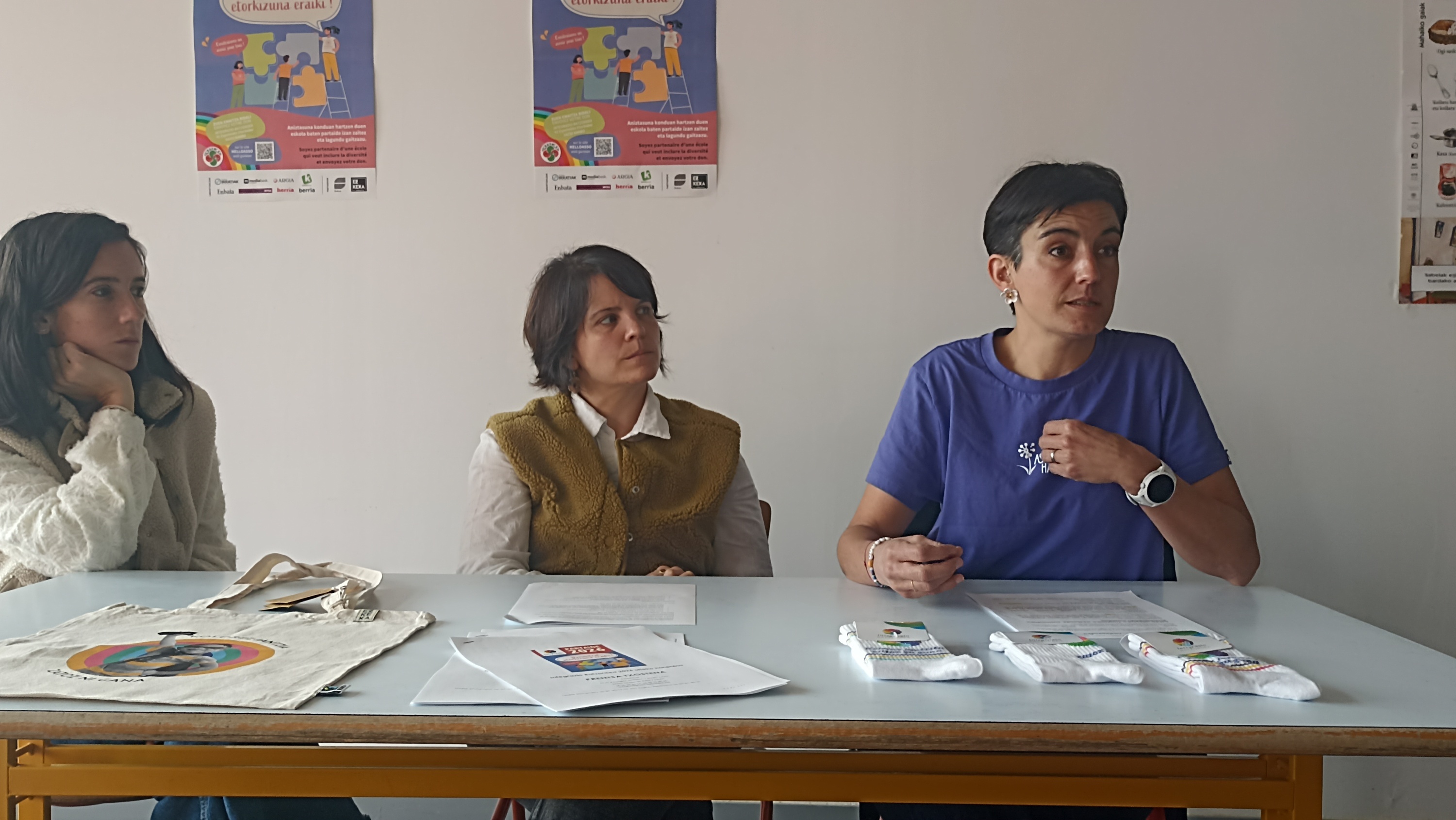 Integrazio Batzordeko kideak, Kanbon egin duten prentsaurrekoan. BERRIA