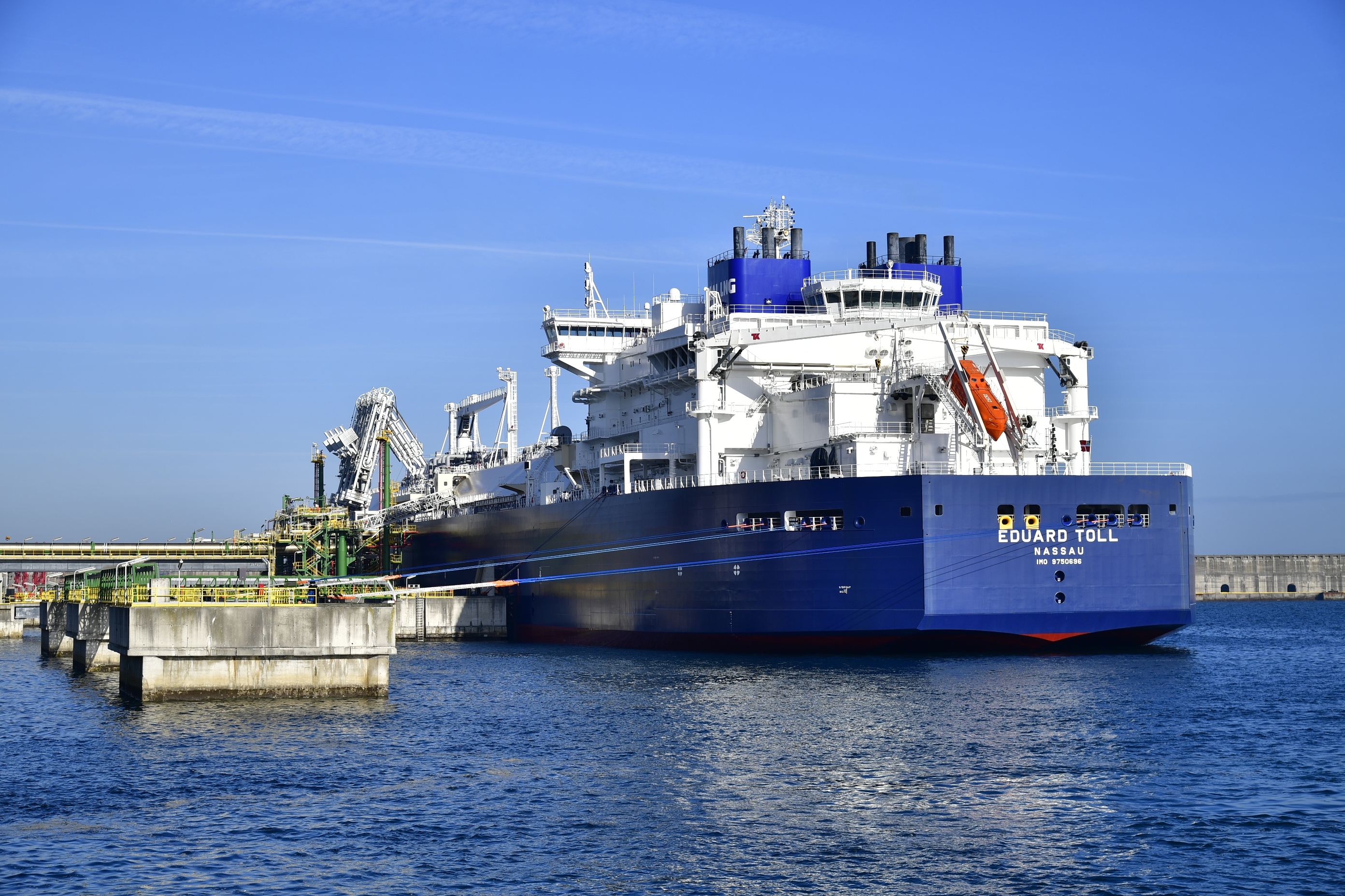 Gasontzi bat Bilboko portuan, artxiboko irudi batean. IREKIA