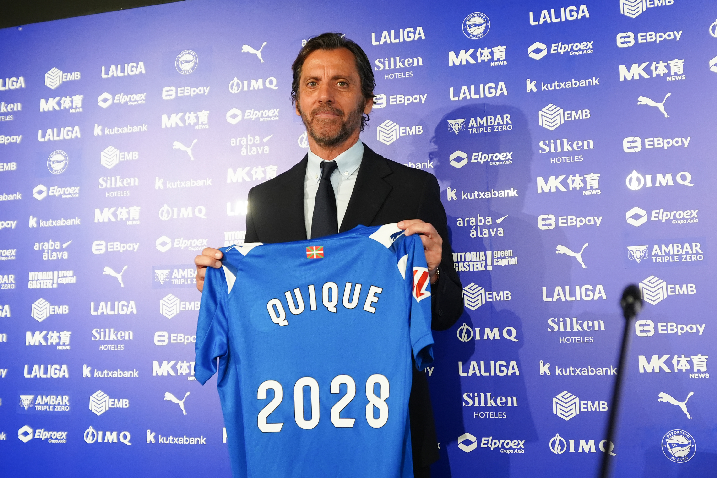 Quique Sanchez Flores, Alaveseko entrenatzailea, gaurko aurkezpenean. ENDIKA PORTILLO / FOKU