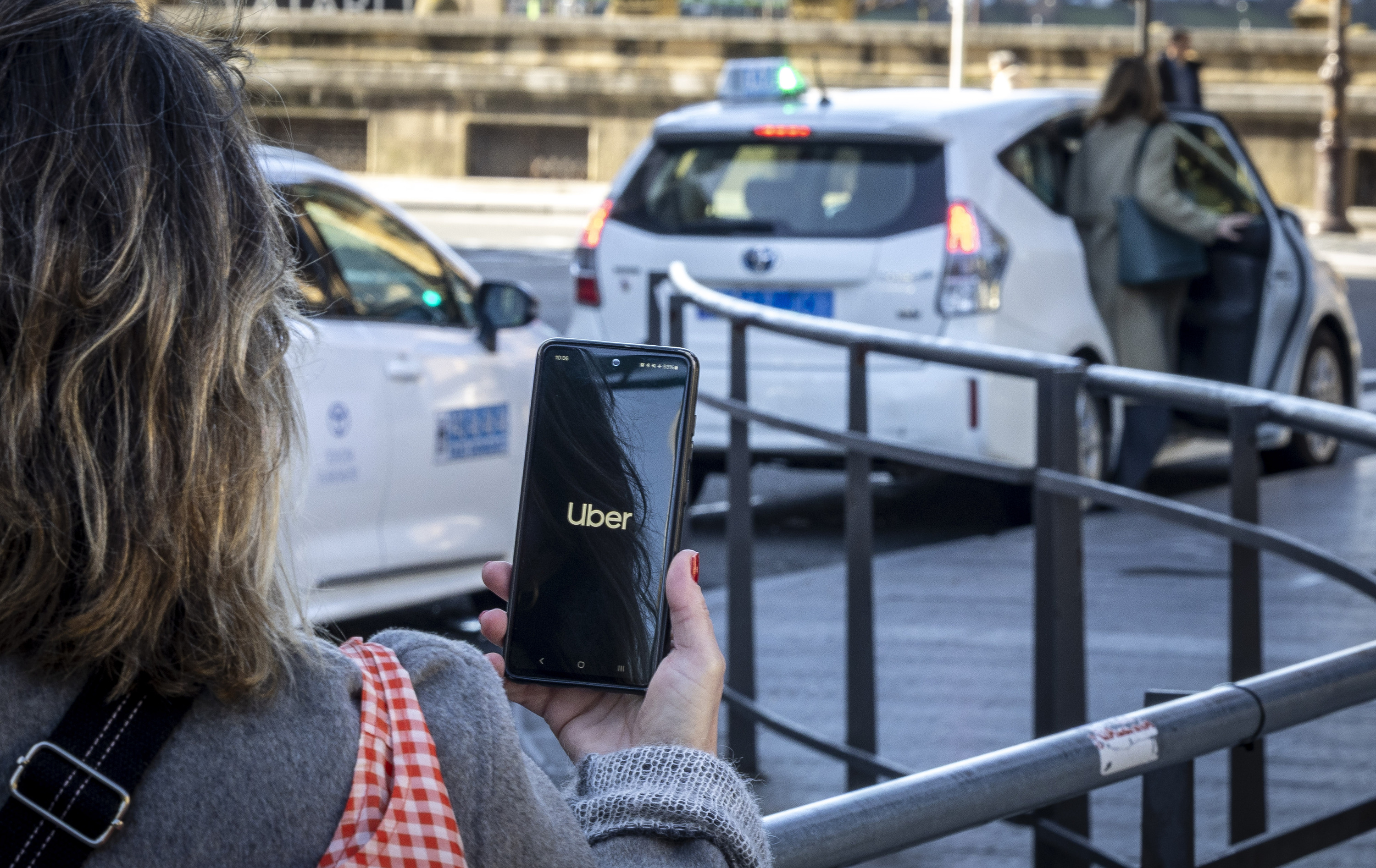 Emakume bat Uberren aplikazioa irekitzen, otsailaren 18an, Donostian. EFE