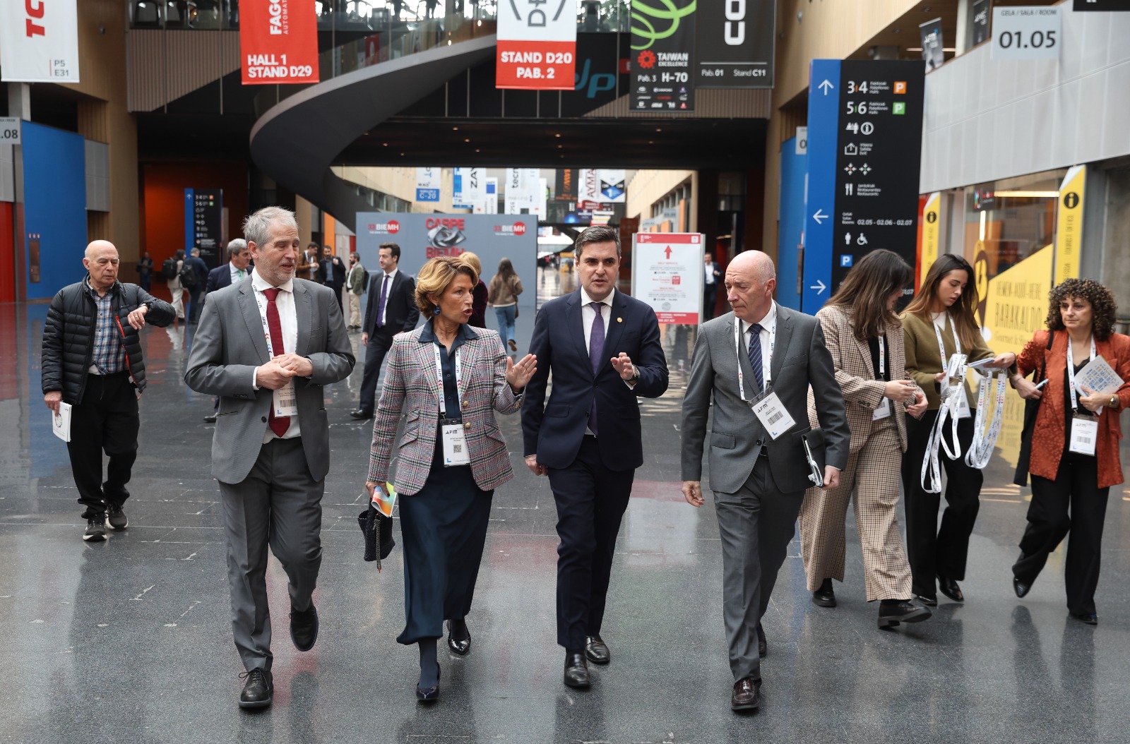 Mikel Jauregi sailburua erdian, BIEMH azokaren antolatzaileek lagunduta, gaur, Barakaldoko BECen. IREKIA