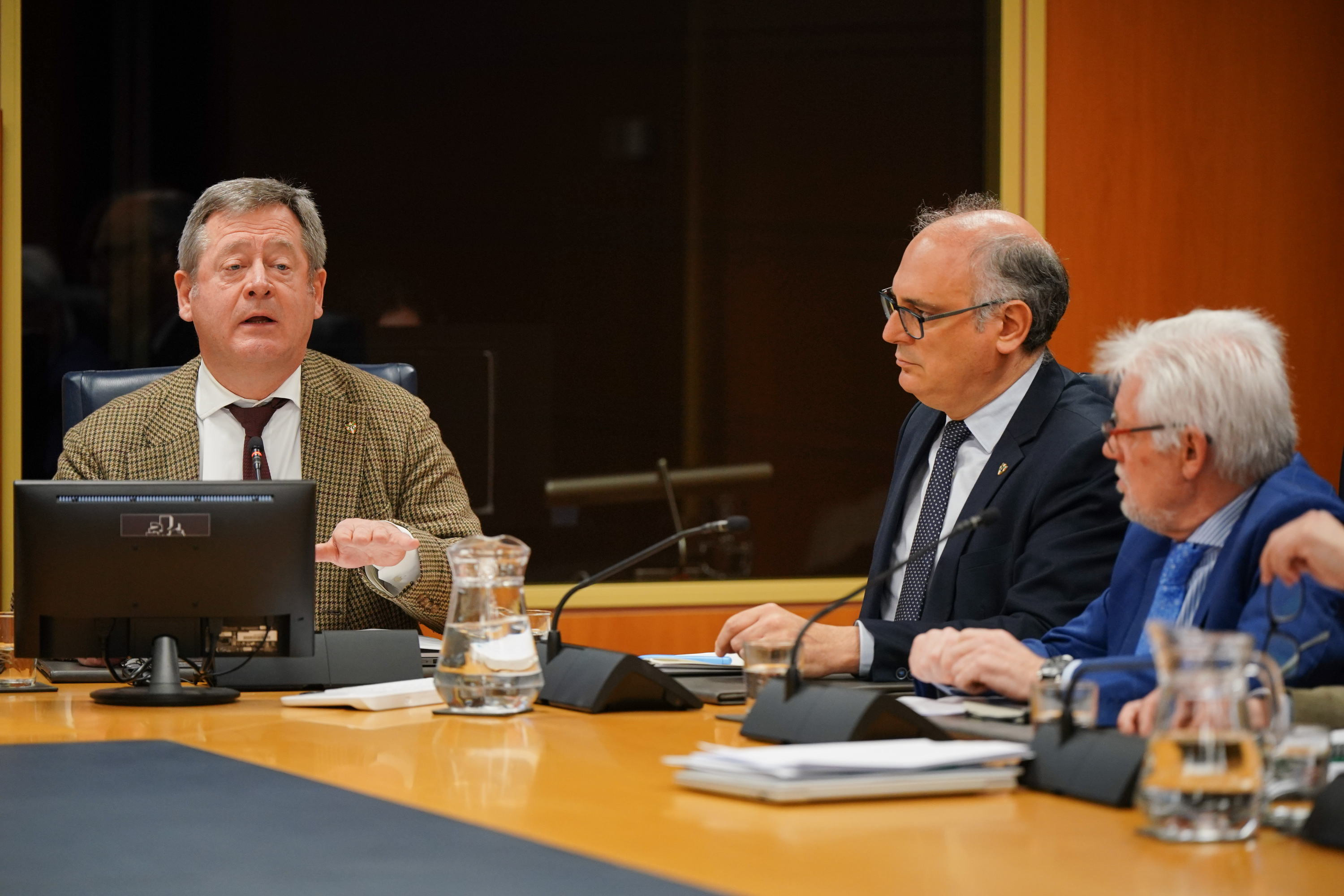 Zupiria, irudiaren ezkerraldean, Eusko Legebiltzarrean egindako agerraldian. ENDIKA PORTILLO / FOKU