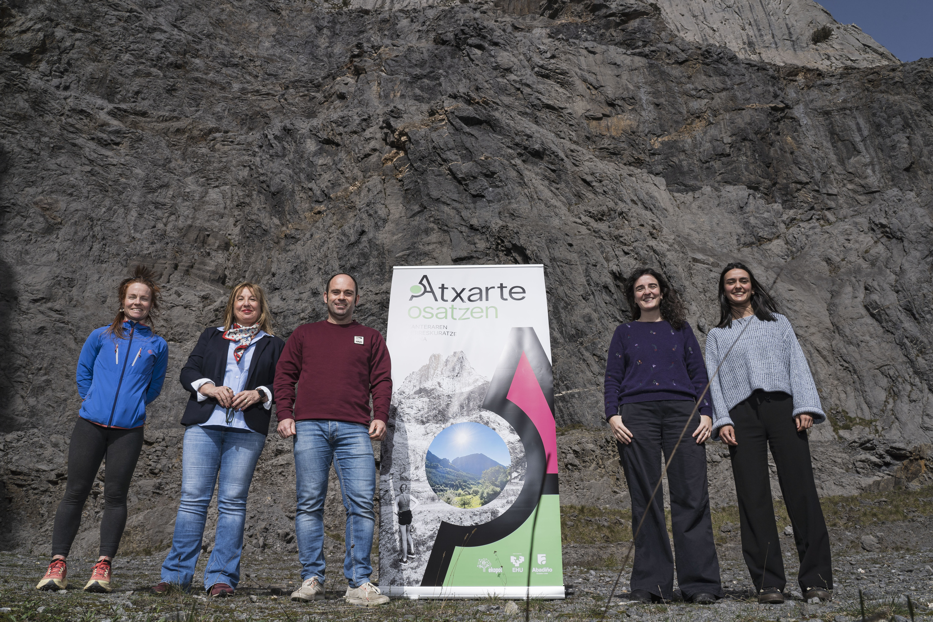 Abadiñoko Udaleko eta Ekopol ikerketa taldeko ordezkariak, gaur, Abadiñoko Atxarte harrobian. ARITZ LOIOLA / FOKU