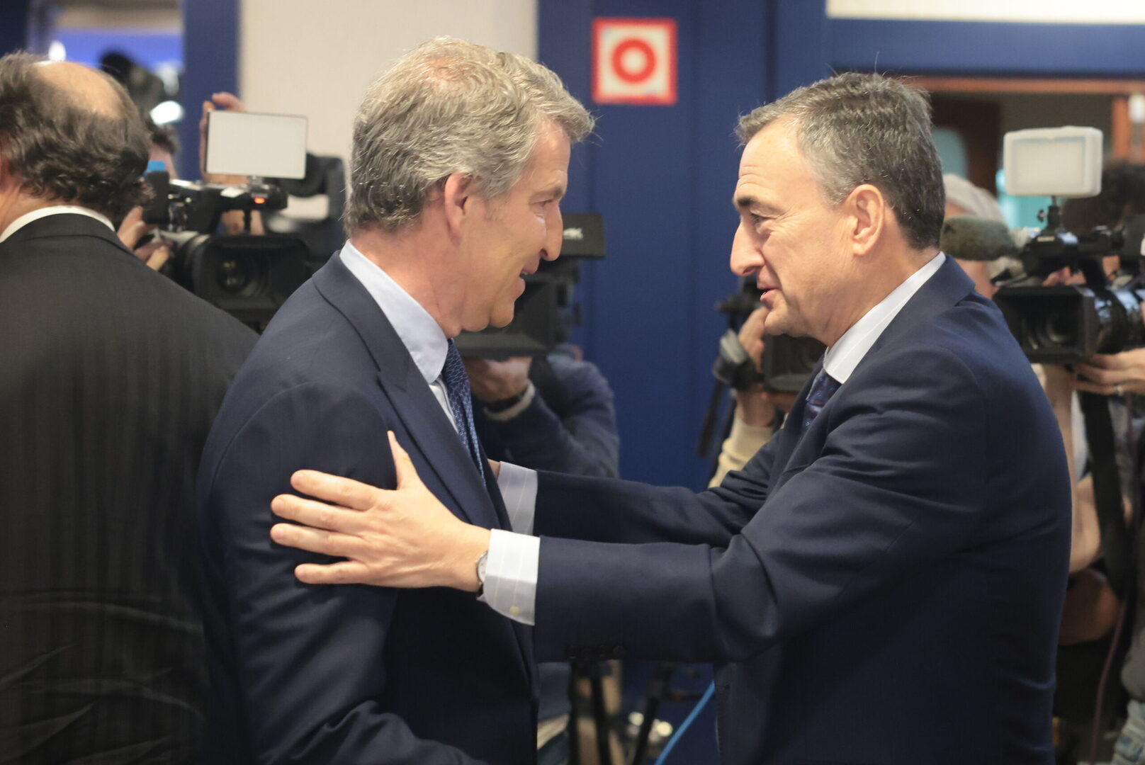 Alberto Nuñez Feijoo eta Aitor Esteban. EFE