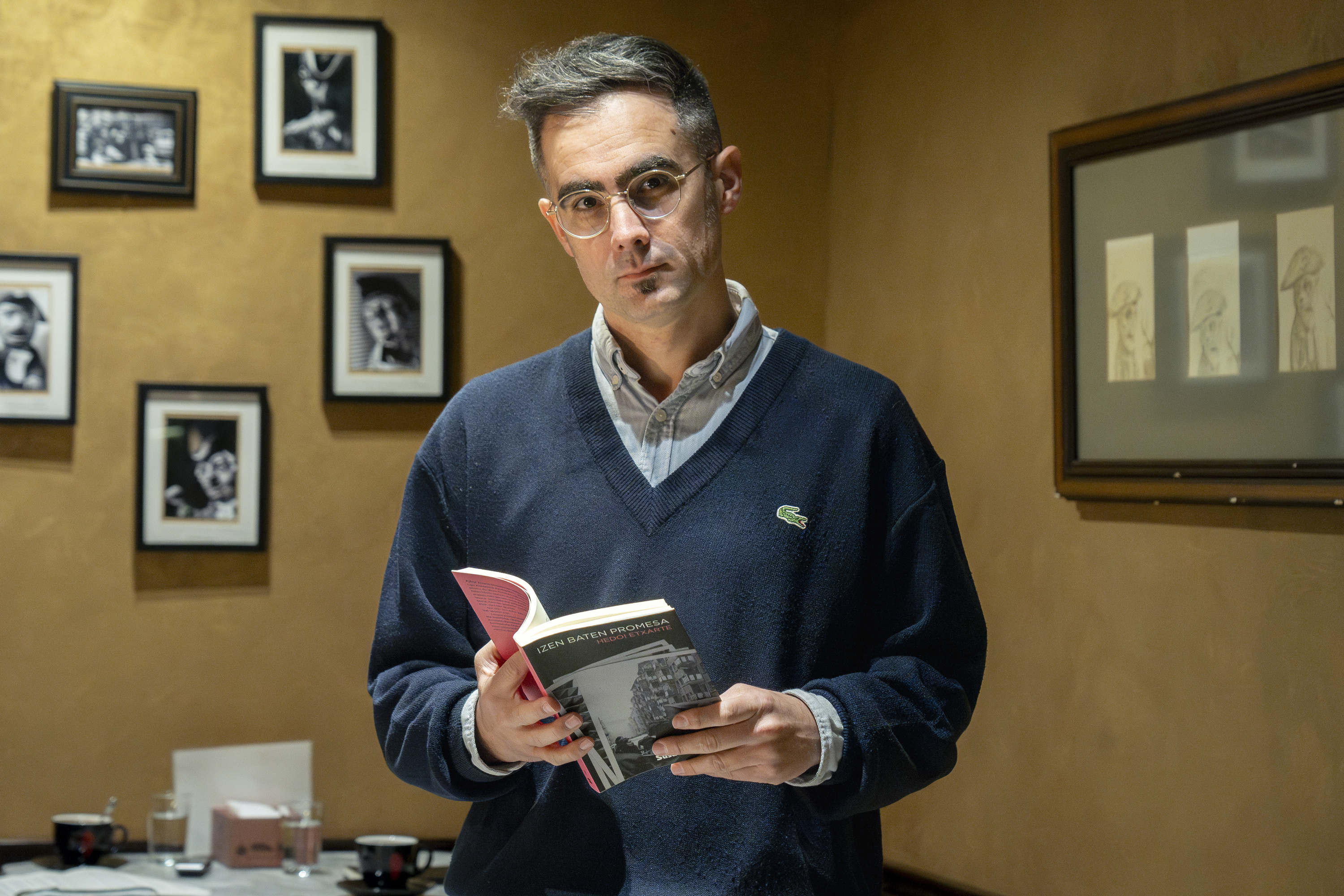 Hedoi Etxarte, bere eleberria eskuetan, Maissonave hoteleko kafetegian. IÑIGO URIZ / FOKU