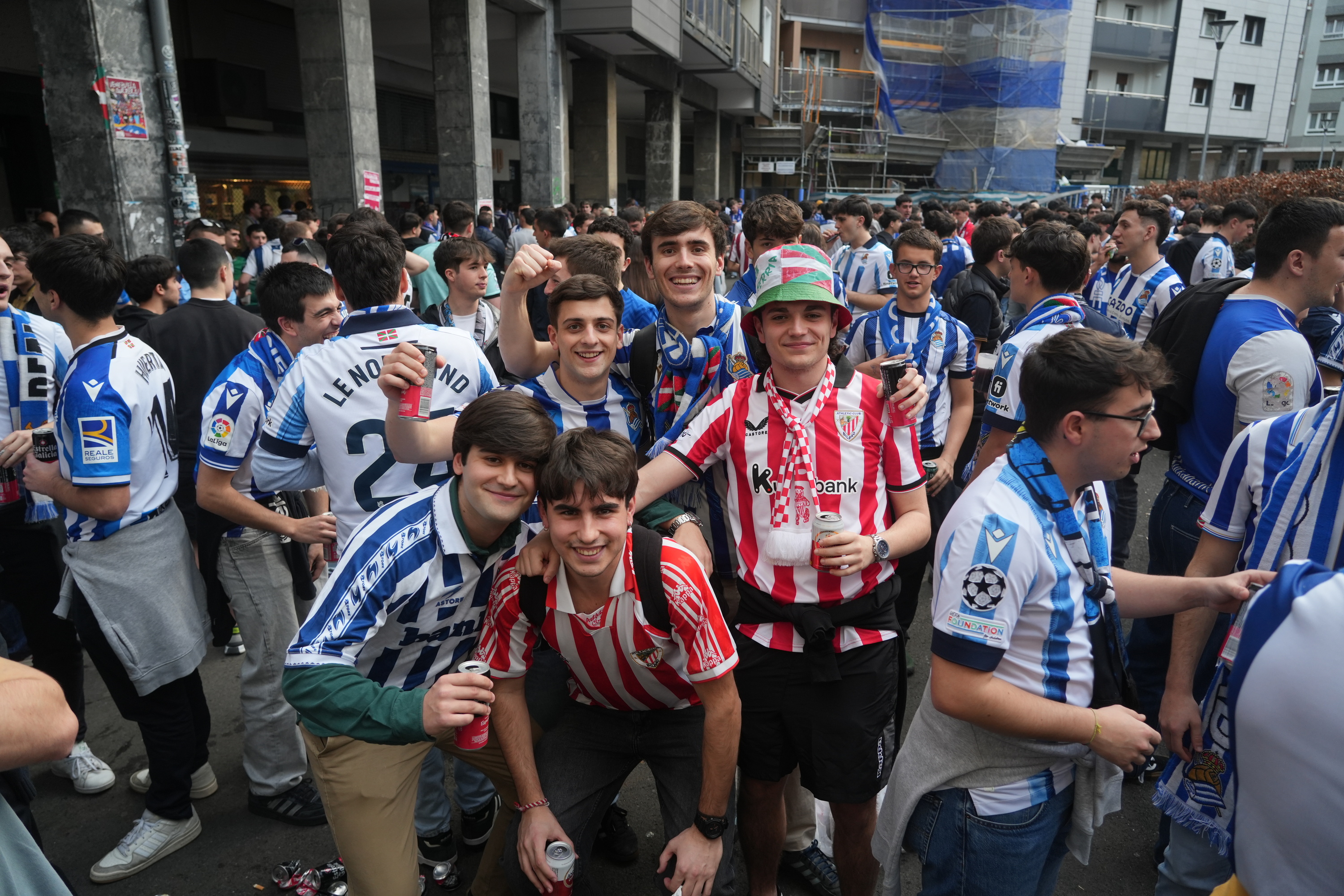 Realeko eta Athleticeko zaleak, Donostian, gaur. JON URBE / FOKU