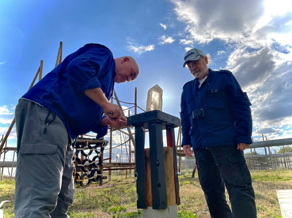 Ezkerrean, Luis Llano Zarate, 'Monolitoa' esperimentuko plataforma muntatzen; eskuinean, Juan Manuel Garcia-Ruiz ikerlaria. GARCIA-RUIZEK UTZITAKOA