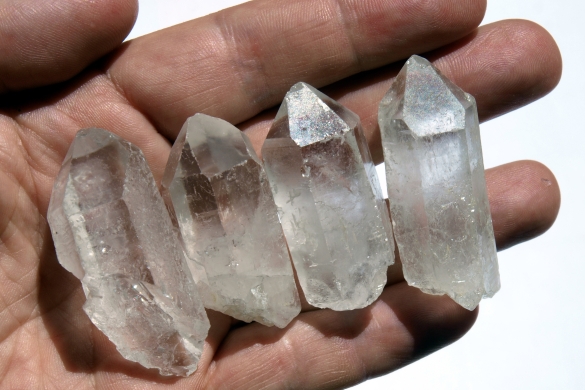 (ID_17724618407425) (/EZEZAGUNA) Kristalak eskuan