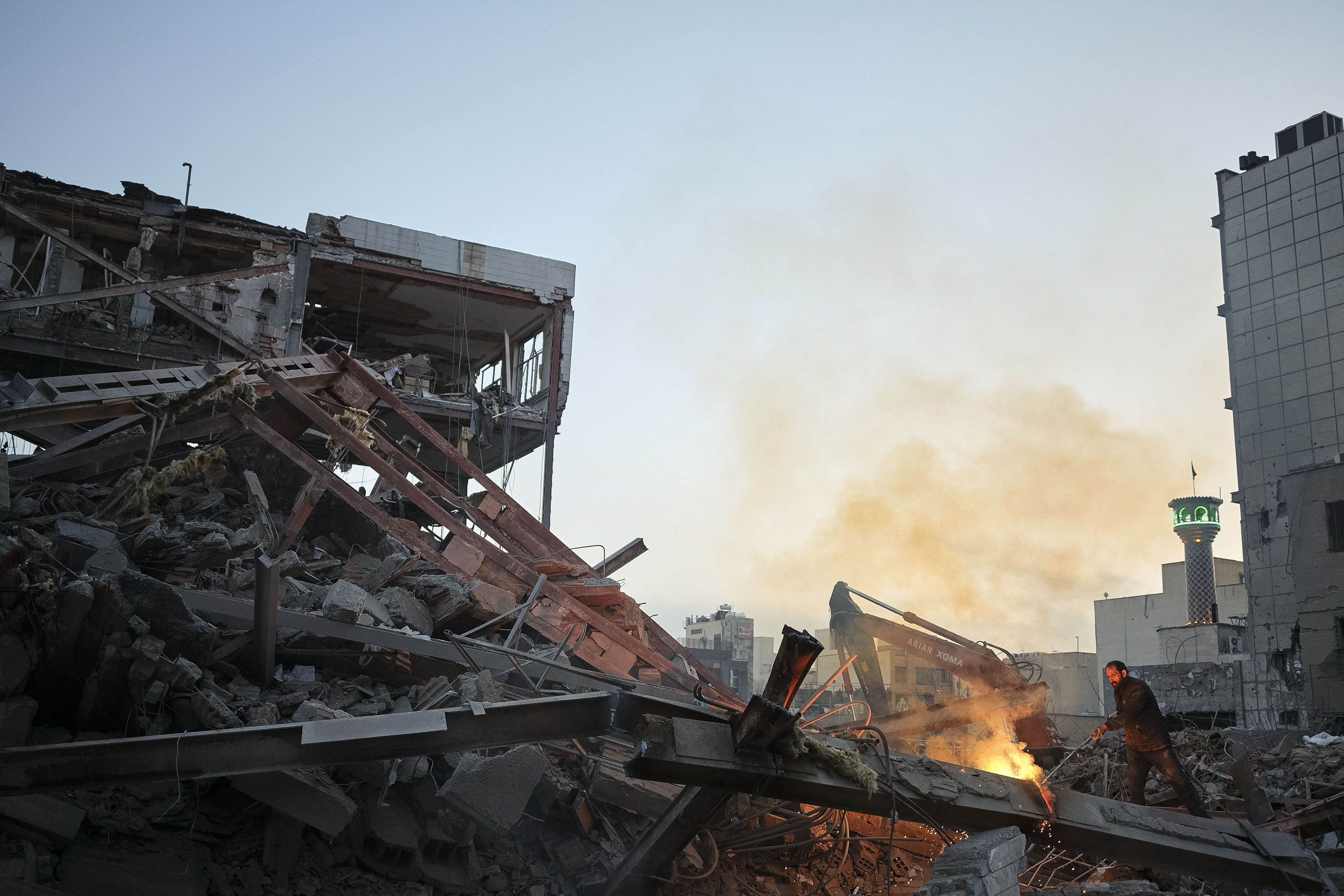 Teherango eraikin bat, suntsituta, atzo. JAIME LEON / EFE