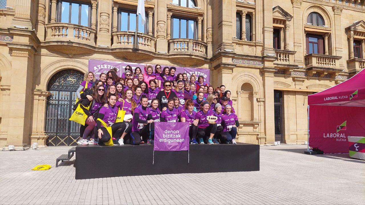 Zumaiako Emakumeen Etxea taldeko kideak, iaz, Donostian. ZUMAIAKO EMAKUMEEN ETXEA