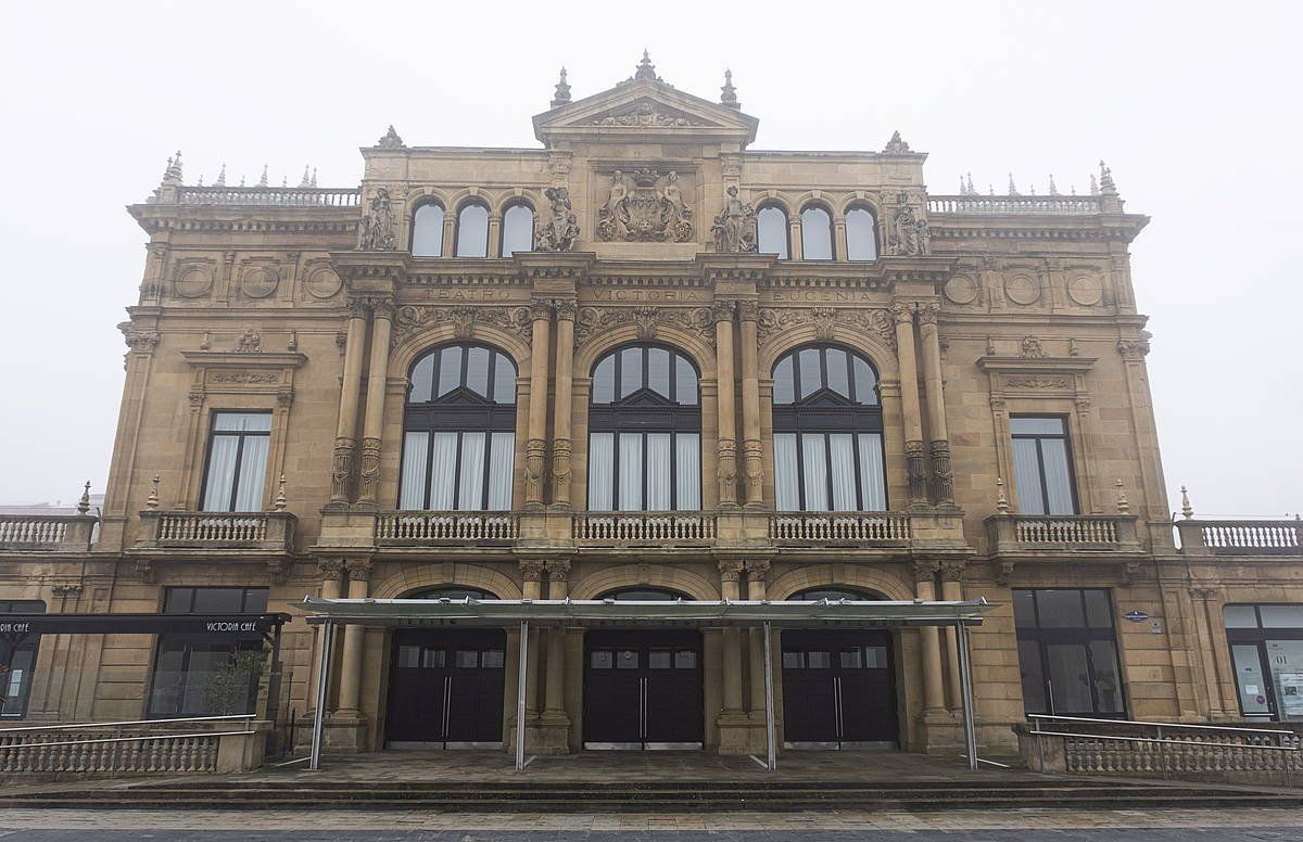 Donostiako Victoria Eugenia antzokia itxita, osasun larrialdi egoeraren ondorioz. JON URBE/FOKU