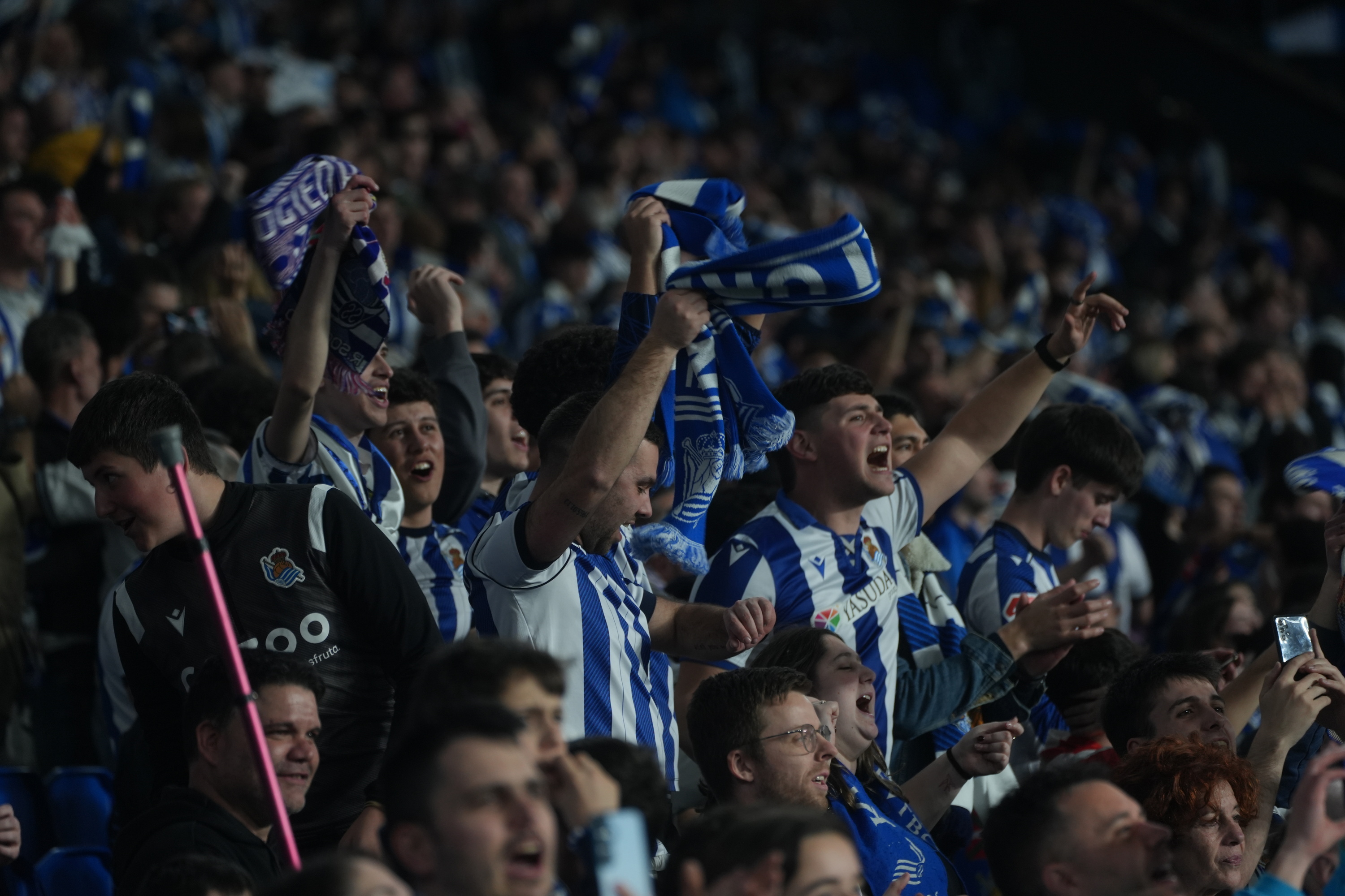 Realaren zaleak, harmailetan, atzoko Kopako finalerdian. JON URBE / FOKU