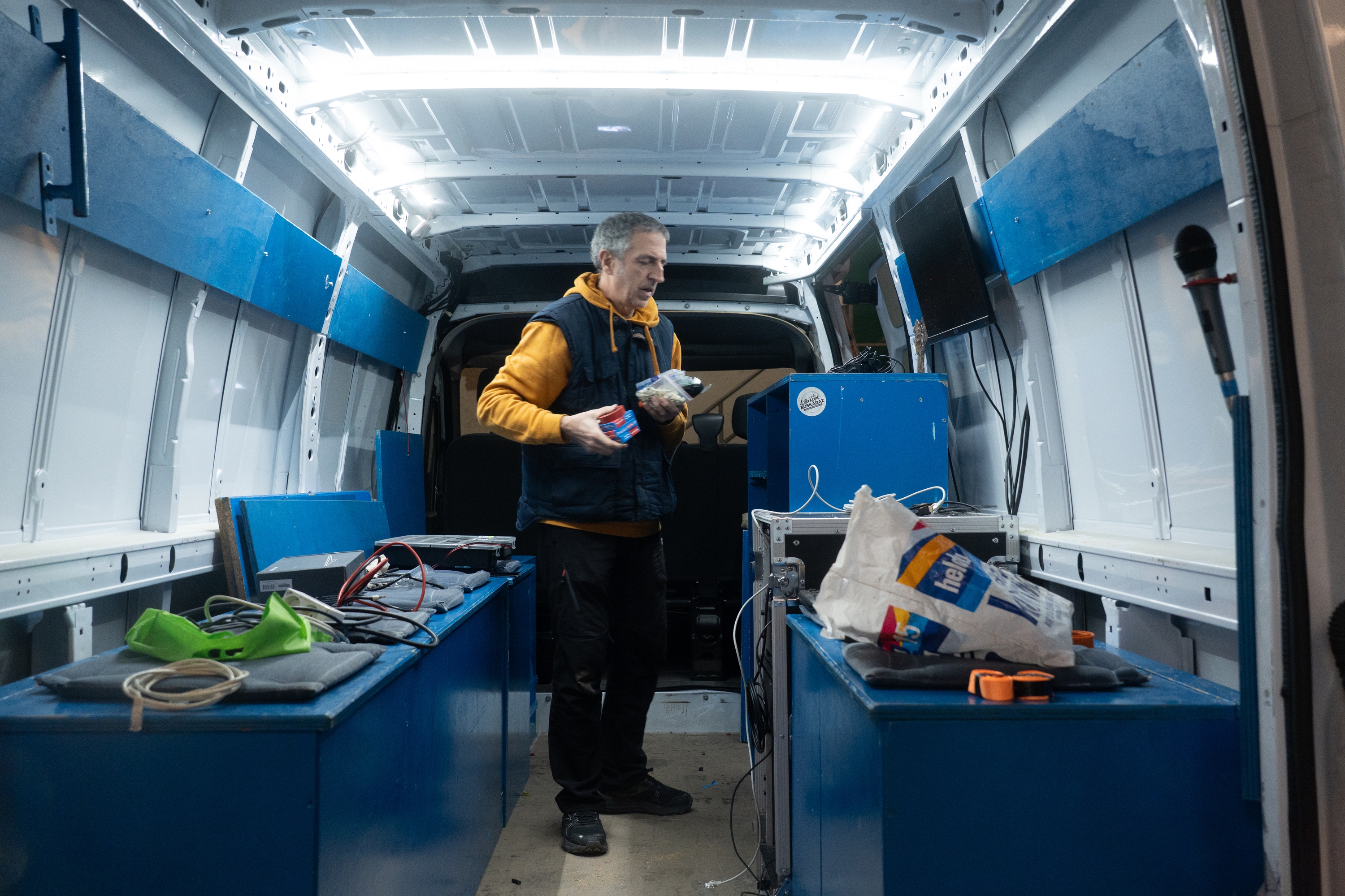 Korrikaren furgoneta barrutik prestatzen, 24. Korrika iristerako. ANDONI CANELLADA / FOKU