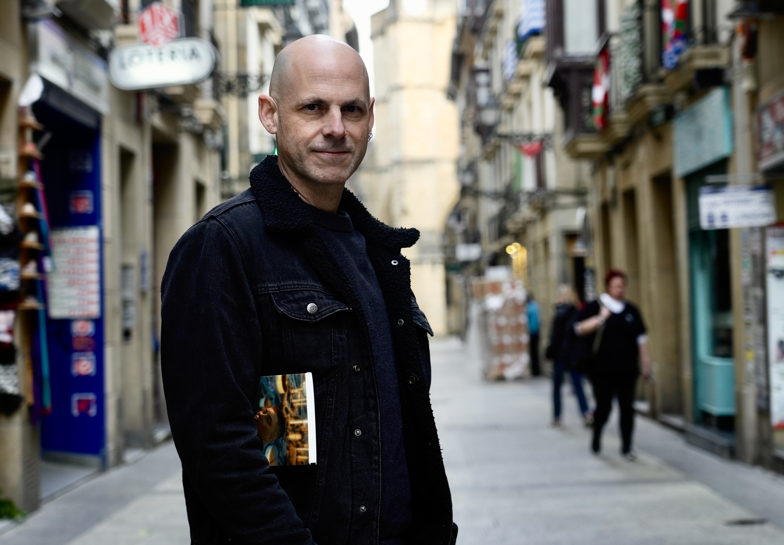 Aitor Oñate idazlea, Donostiako Parte Zaharrean. JON URBE / FOKU