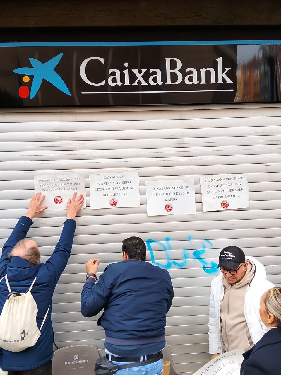 Errenteriako familiaren etxegabetzea salatu dute aste honetan, Caixabanken bulegoaren aurrean. KALERATZEAK STOP