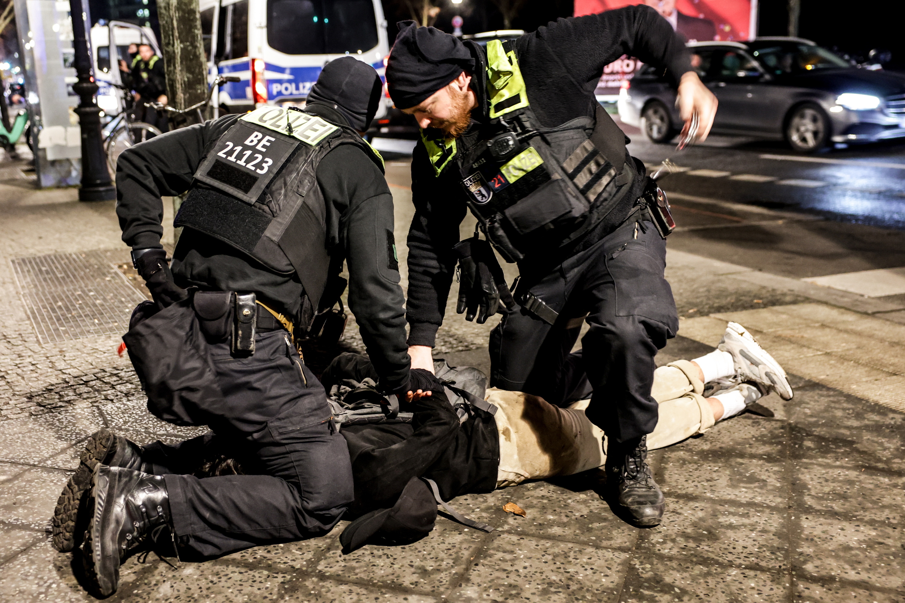 Erasoaren ondoren bi poliziak erasotzailea atxilotu zuten unea, iazko otsailean, Berlinen. CHRISTOPHER NEUNDORF / EFE