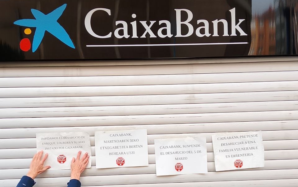 Errenteriako etxegabetzea salatzeko kontzentrazio bat, Caixabanken bulegoaren aurrean. KALERATZEAK STOP