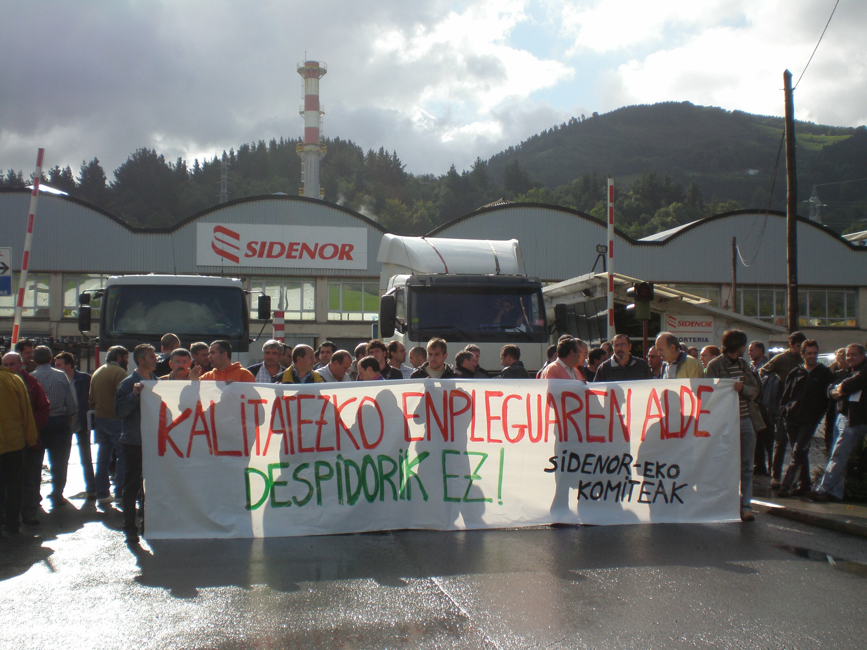 Langileen elkarretaratze bat, Sidenorrek Azkoitian duen plantaren aurrean. UROLA KOSTAKO HITZA