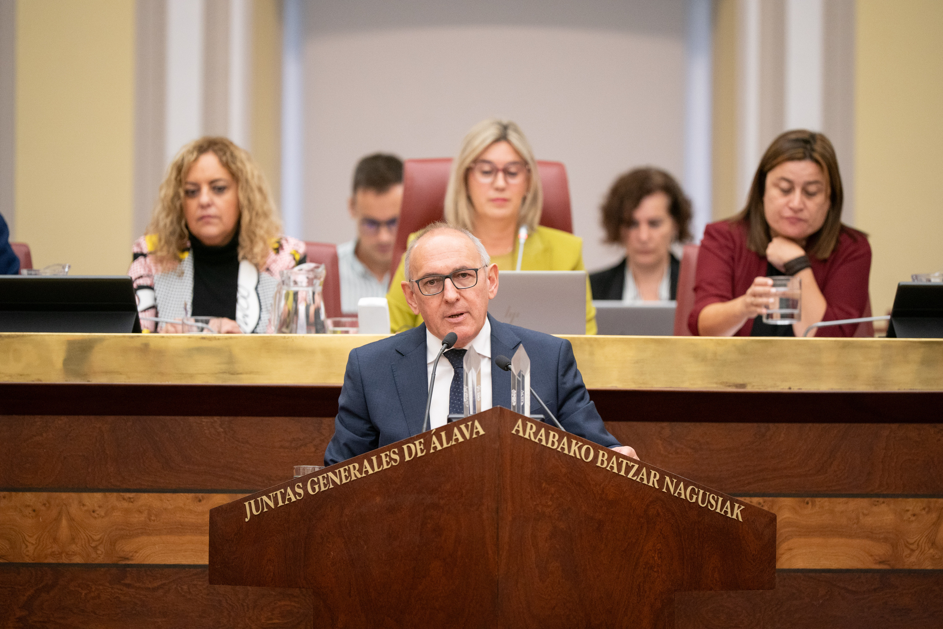 Ramiro Gonzalez ahaldun nagusia, Batzar Nagusietan hizketan, artxiboko irudi batean. ENDIKA PORTILLO / FOKU