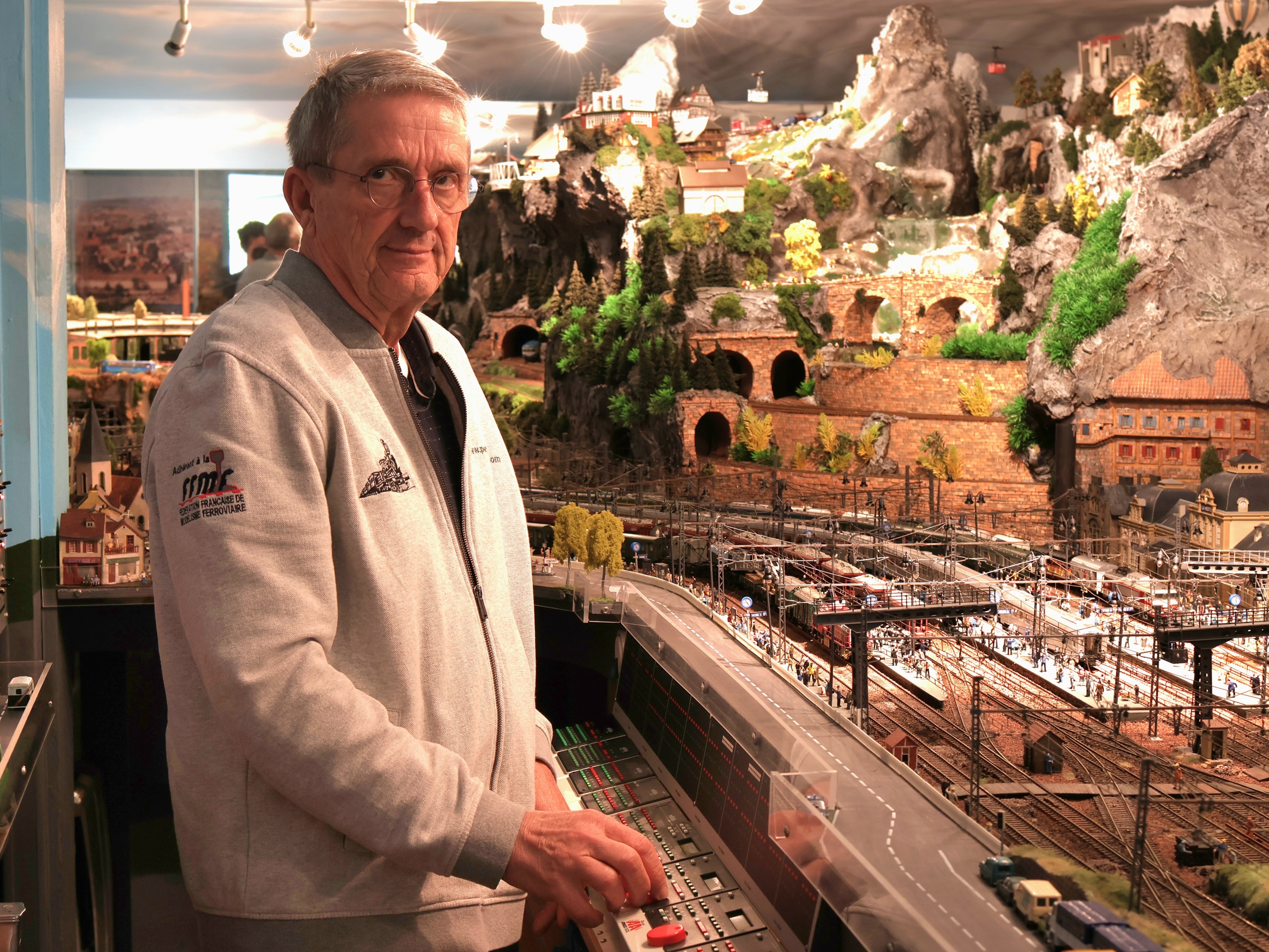 Jean-Claude Gautre Angeluko Hesteko tren ttipiaren egilea. PATXI BERHOUET