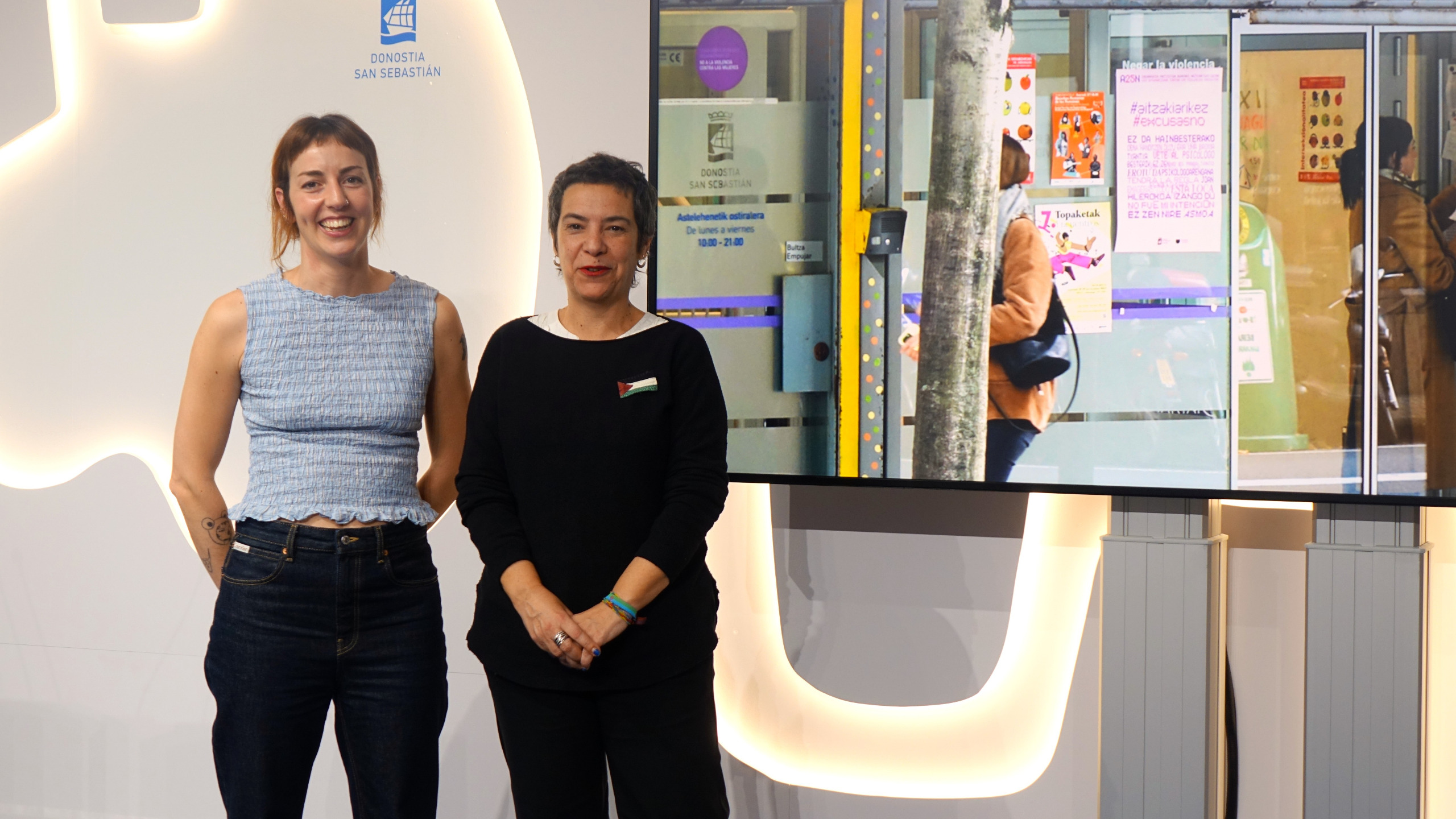 Izar Hernando eta Itziar Iturri, gaur, Donostiako udaletxean. BERRIA