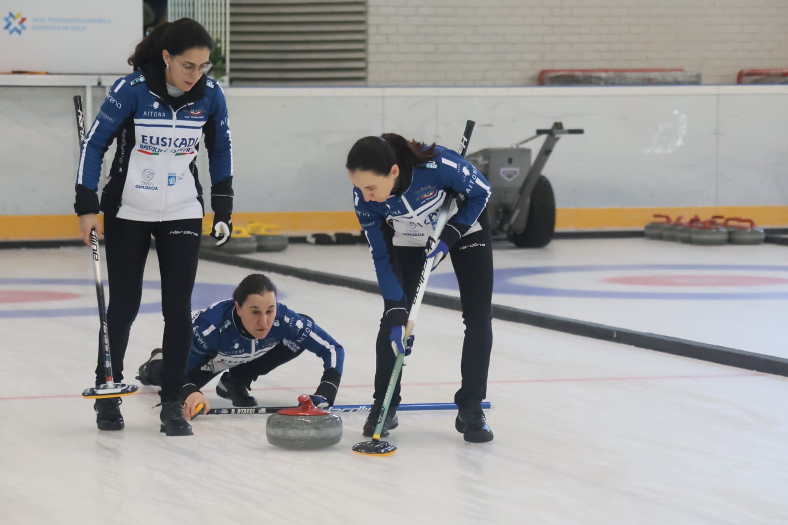 Txuri-Berri taldea Espainiako Txapelketan lehiatzen; tartean, Otaegi ahizpak. MIGUEL RAMON HENARES