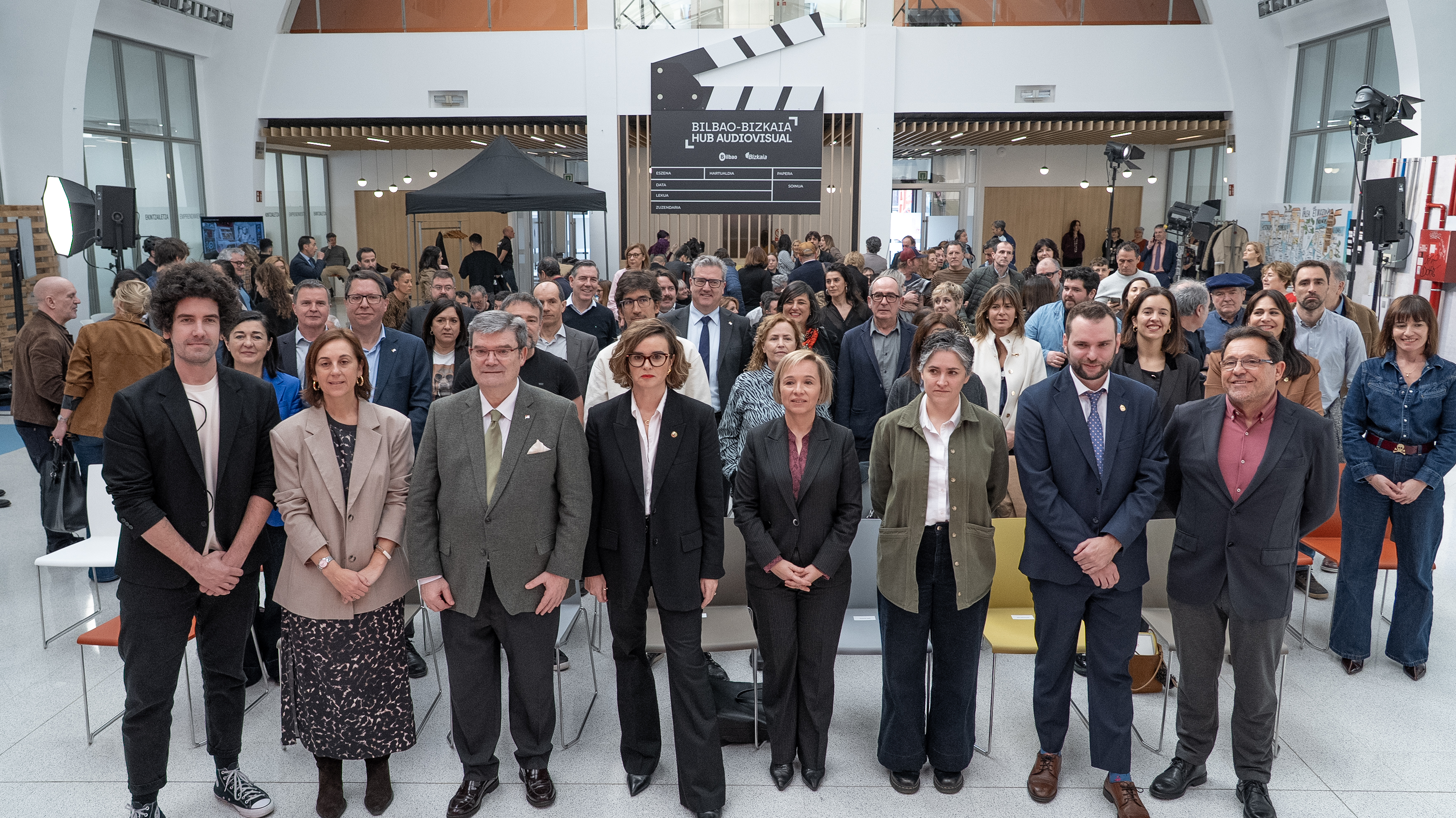 Bizkaiko Foru Aldundiko eta Bilboko eta Urduñako udaletako ordezkariak, ikus-entzunezkoen sektoreko ordezkariekin, gaur, Bilbon. BERRIA