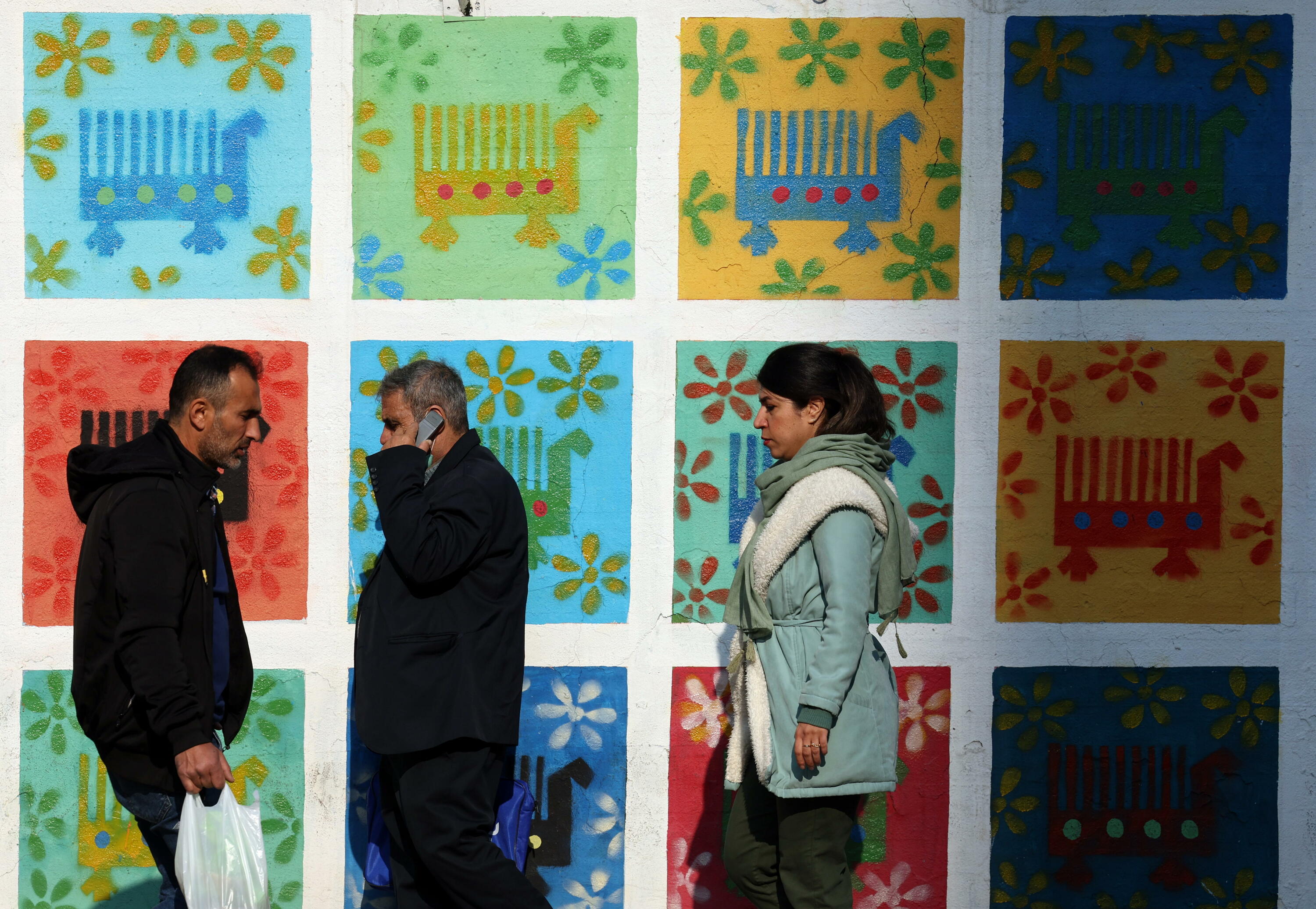 Persiarrez gain, azeriarrak, kurduak, arabiarrak, balutxak eta beste zenbait komunitate bizi dira Iranen. Irudian, pertsona batzuk, Teheranen. ABEDIN ATEHRKENAREH / EFE