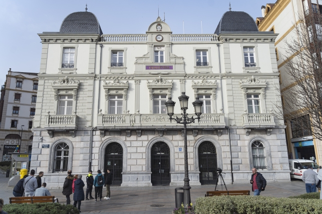 Herritar talde bat, gaur goizean, udaletxearen aurrean. ARITZ LOIOLA / FOKU Herritar talde bat, gaur goizean, udaletxearen aurrean. ARITZ LOIOLA / FOKU