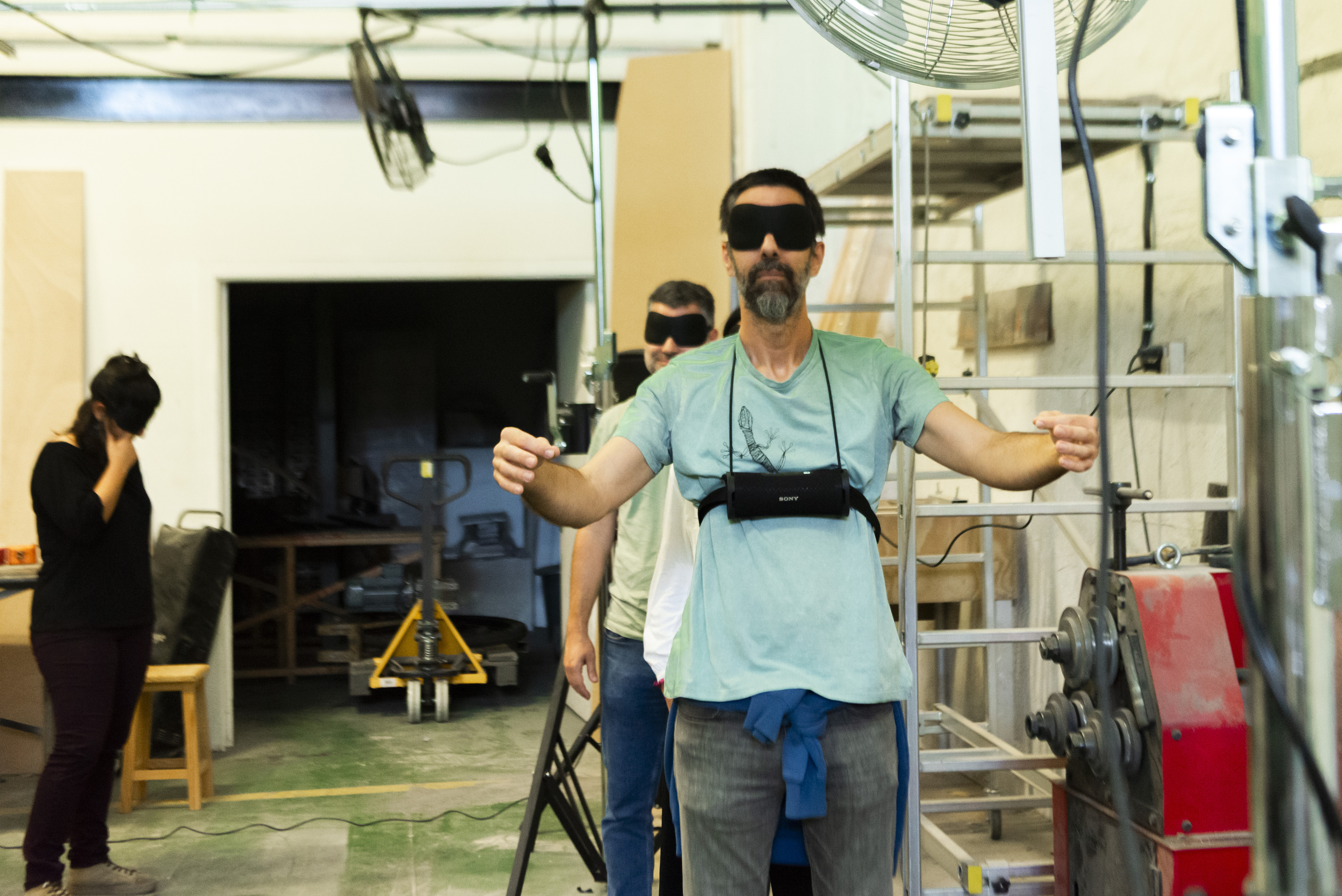 Publikoa begiak estalita obraren entsegu batean. PATRIZIA ZUBIETA