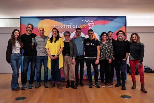 AEK-ko kideak aurkezpen sozialean. A ARROITA / AEK