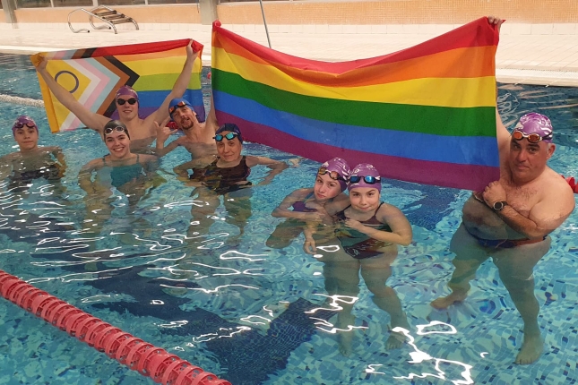 Igeriketa Laudio klubeko kideak, kirolean LGTBIfobiaren aurkako kanpainarekin bat egiten. IKUSGUNE