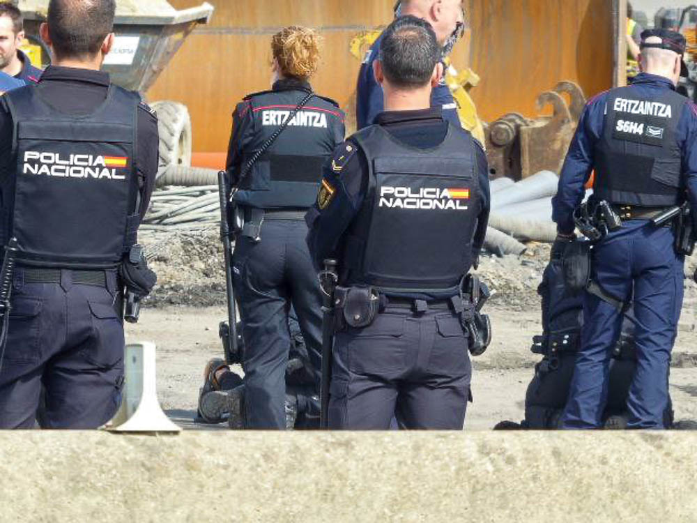 Polizia, Galdakaoko Bengoetxe auzoko etxegabetzean, eguaztenean. GALDAKAOKO ELKARLAGUNTZA SAREA 