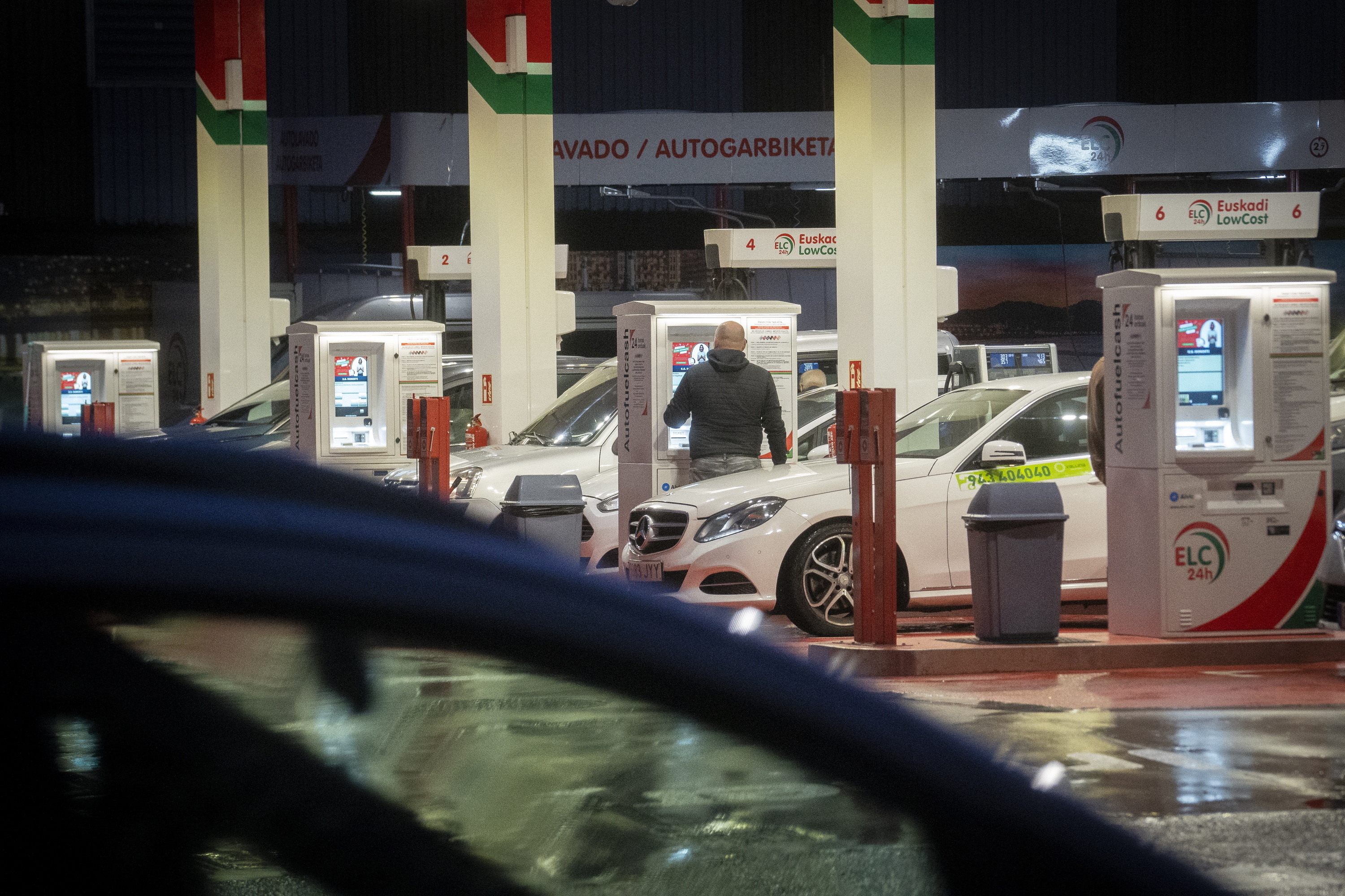 Autoak Donostiako gasolindegi batean. GORKA RUBIO / FOKU