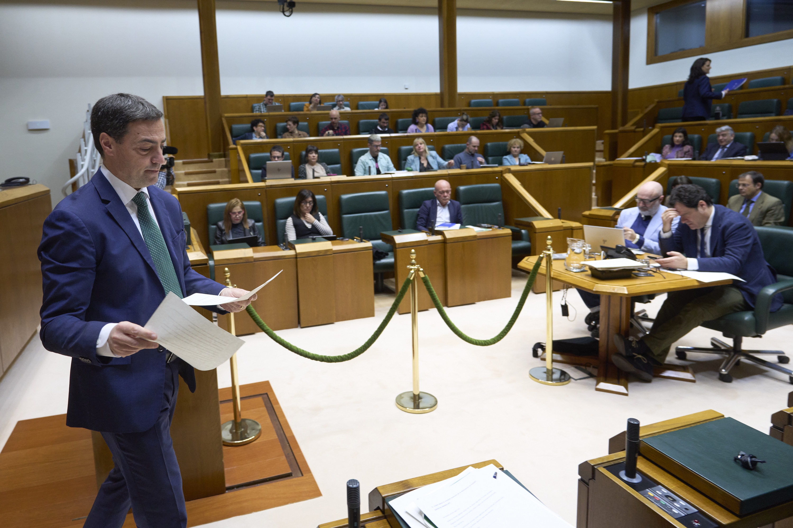 Pradales lehendakaria, bere eserlekura itzultzen, gaurko kontrol saioan taldeen galderei erantzun ostean. ADRIAN RUIZ HIERRO / EFE