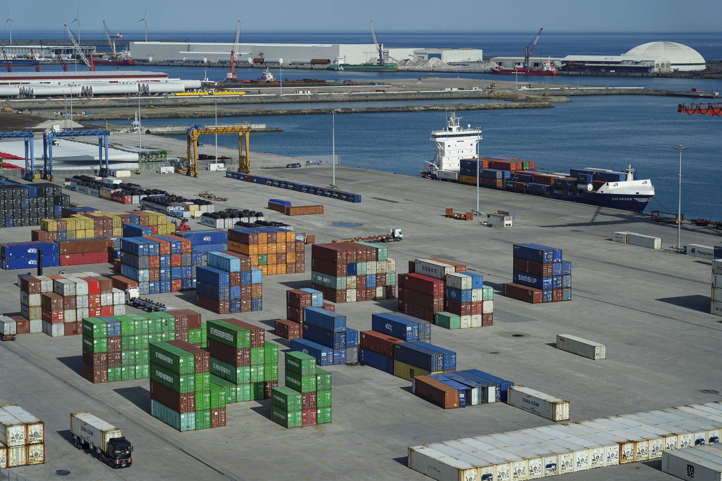 Esportazioetan iazko azken hiruhilekoan bizitasun zantzuak ikusi ditu Jaurlaritzak. Irudian, Bilboko Portua. ARITZ LOIOLA / FOKU