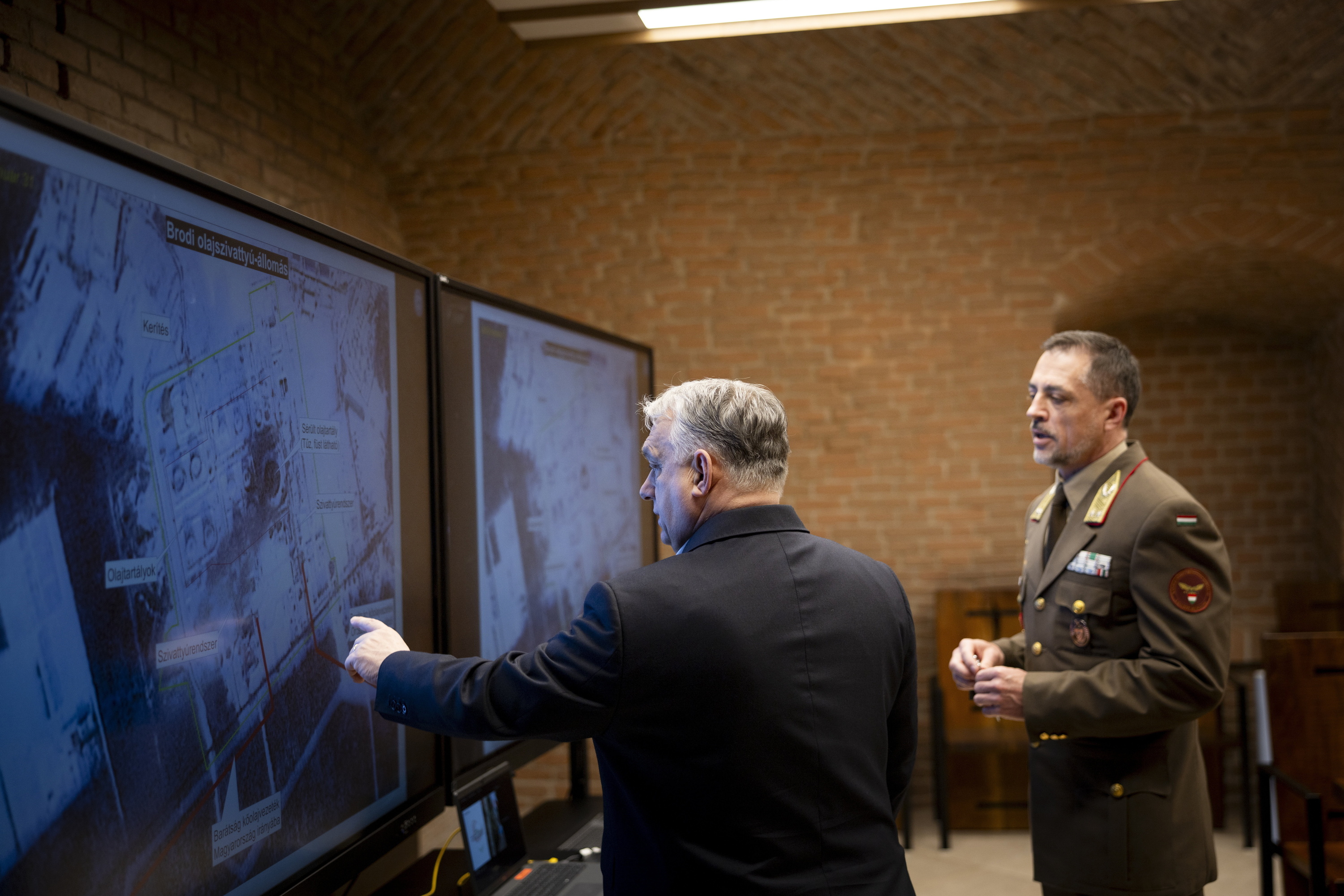 Viktor Orban Druzhba oliobidearen satalite irudiei begira, astelehenean. EFE