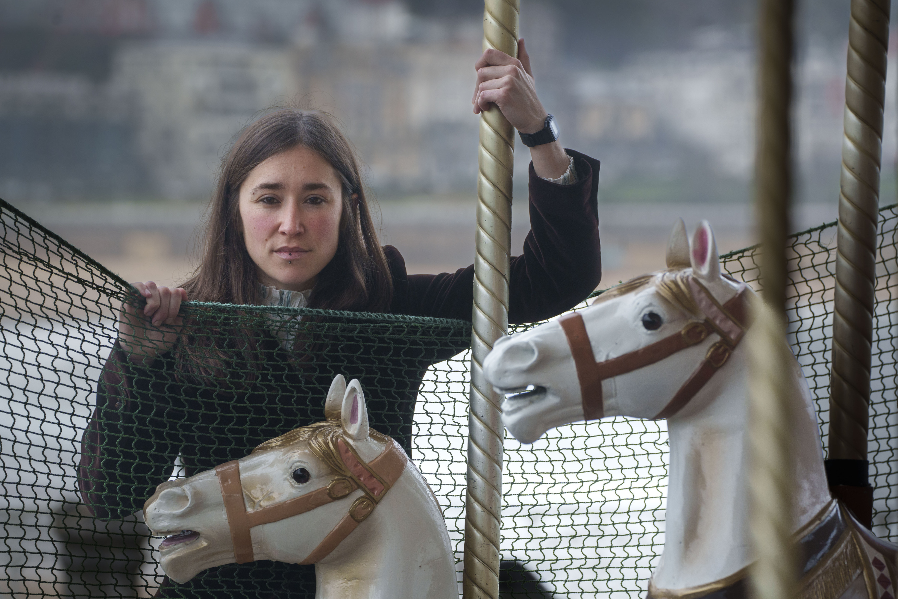Maddi Ane Txoperena Iribarren, Donostiako zaldiko-maldikoaren ondoan. JON URBE / FOKU