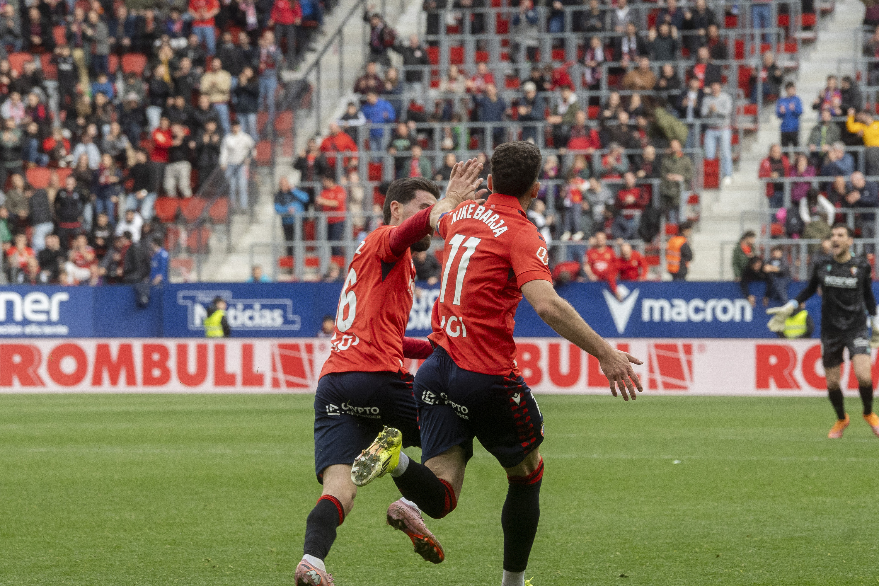 Kike Barja Moi Gomezi bostekoa ematen, gola sartu ostean. IÑIGO URIZ / FOKU