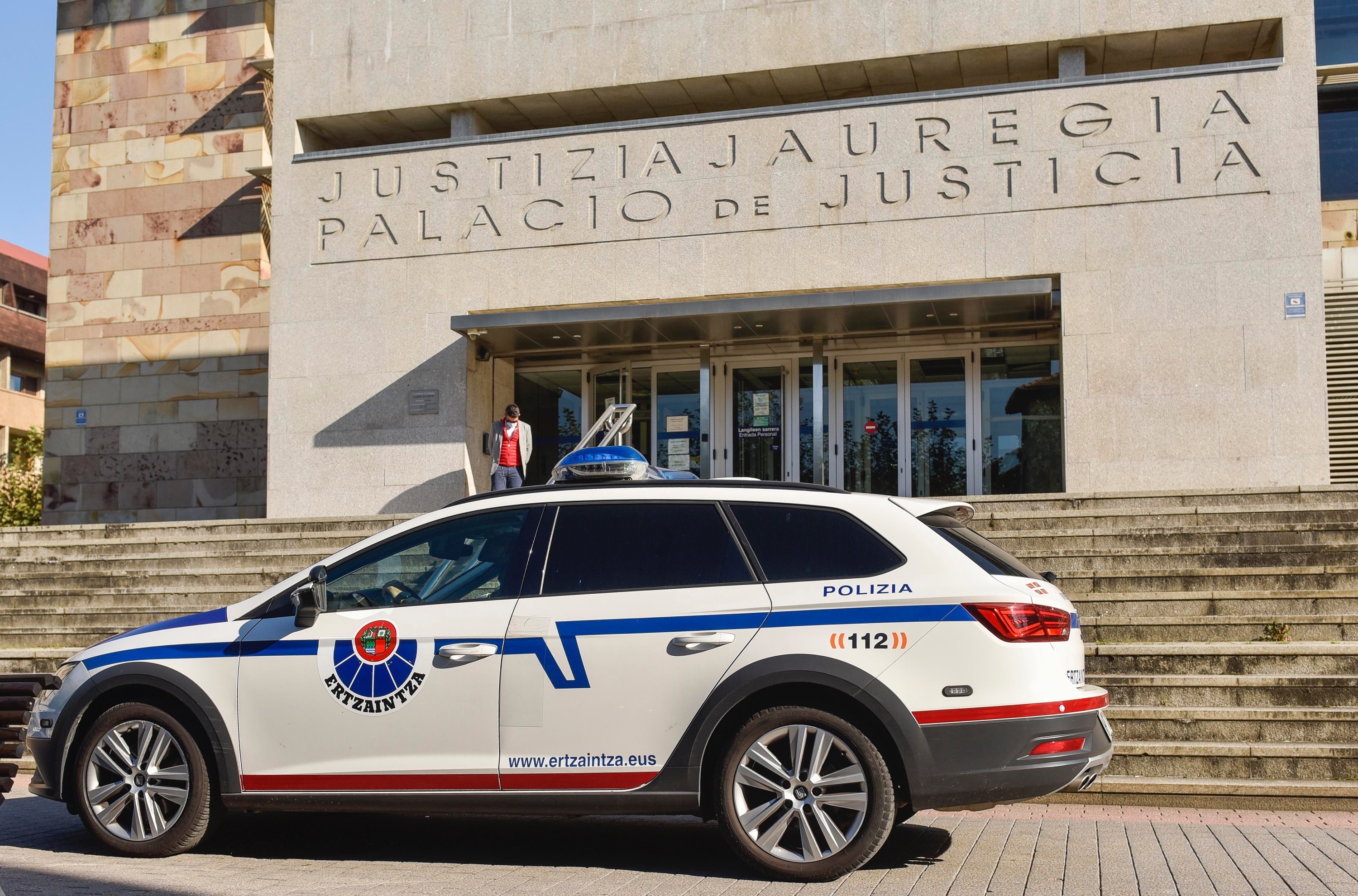 Ertzaintzaren auto bat, artxiboko irudi batean. MIGUEL TOÑA / EFE