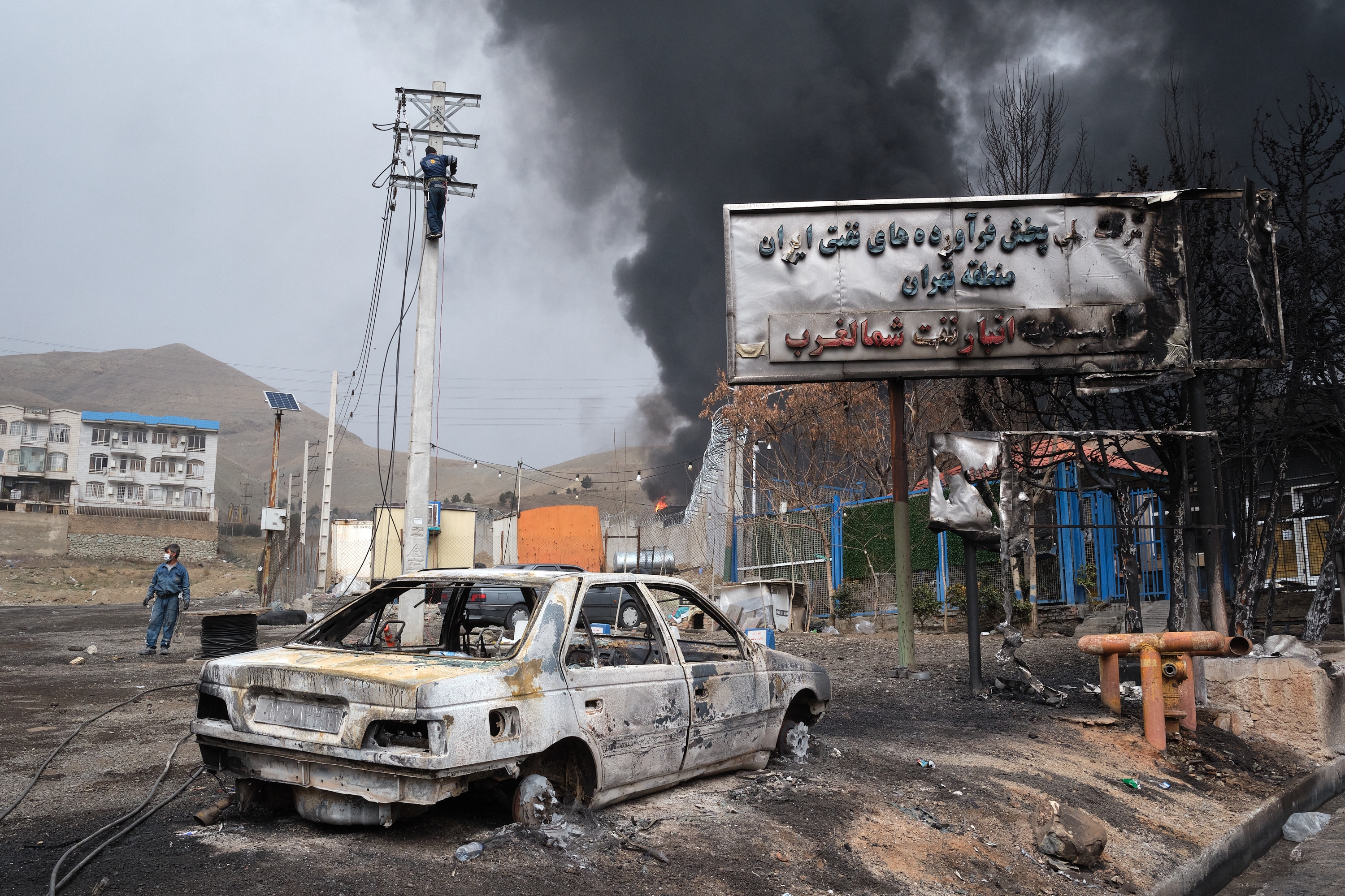 Israelek eraso egin dion petrolio biltegia baten sarrera, gaur, Teheranen. JAIME LEON / EFE