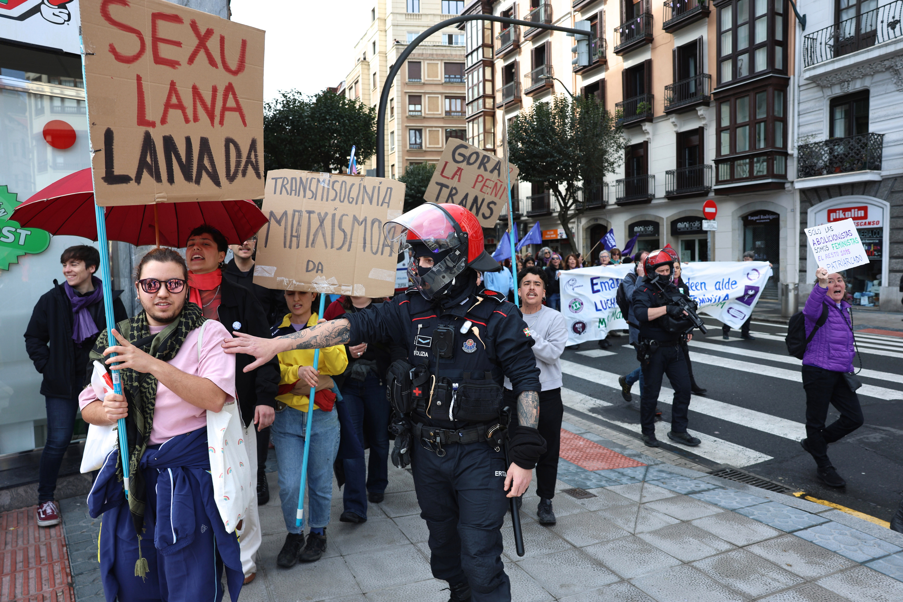 Ertzaintza transfeministak eta abolizionistak banantzen, Bilbon. OSKAR MATXIN EDESA / FOKU