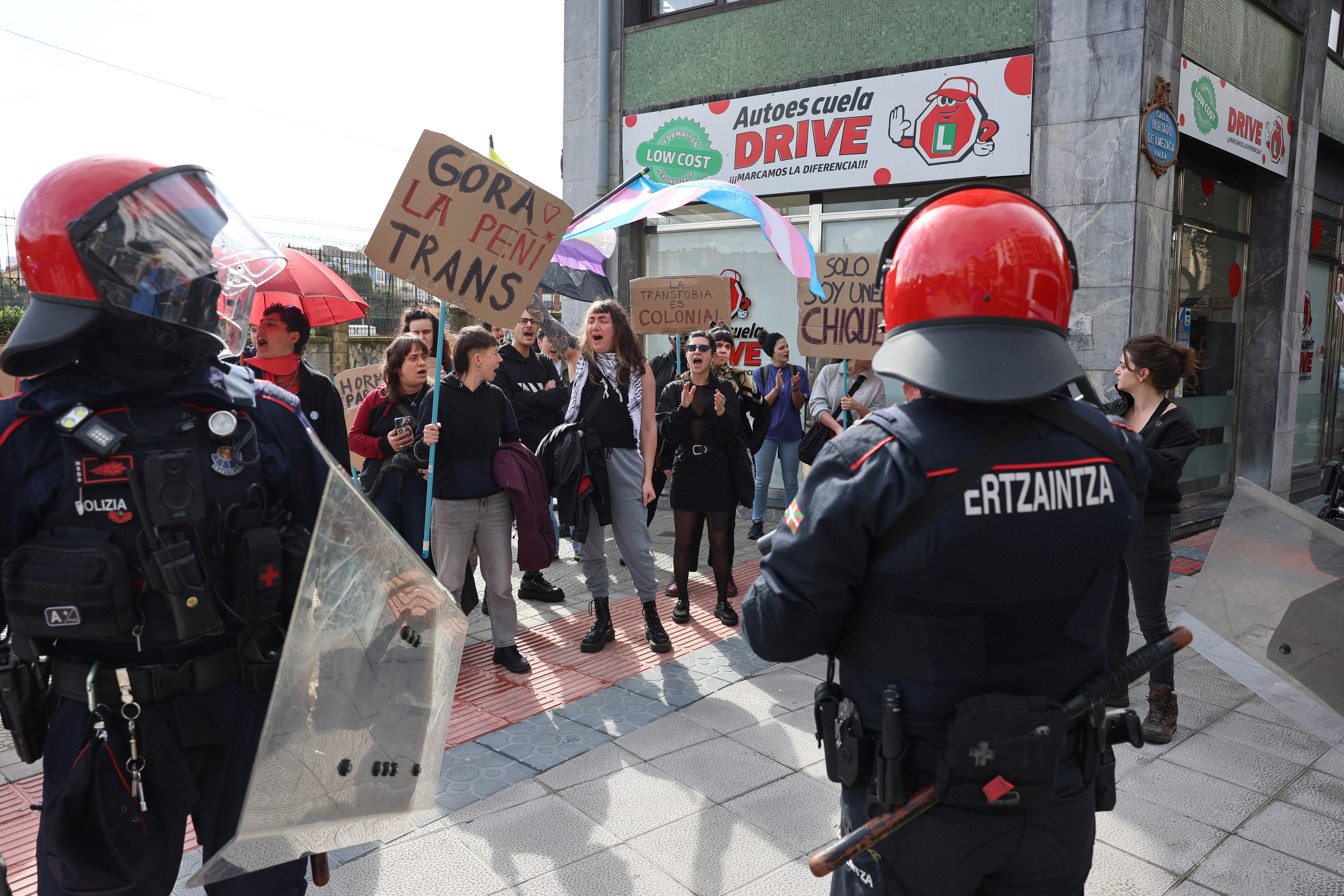 Ertzaintza transfeministak eta abolizionistak banantzen, Bilbon. OSKAR MATXIN EDESA / FOKU