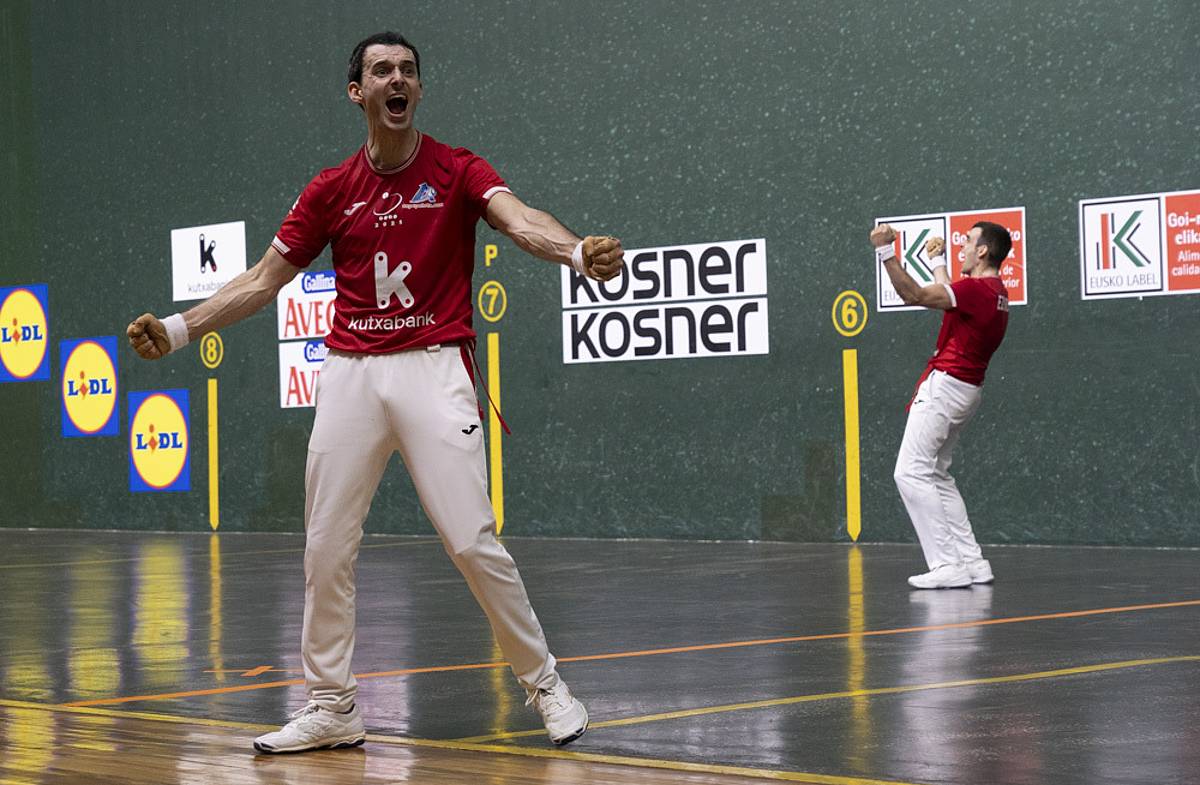 Altuna eta Ezkurdia garaipena ospatzen, gaur, Ogeta pilotalekuan. ENDIKA PORTILLO / FOKU