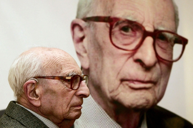 Claude Levi-Strauss, 2005ean, Parisen ateratako argazki batean. DANIEL MORDZINSKI / EFE